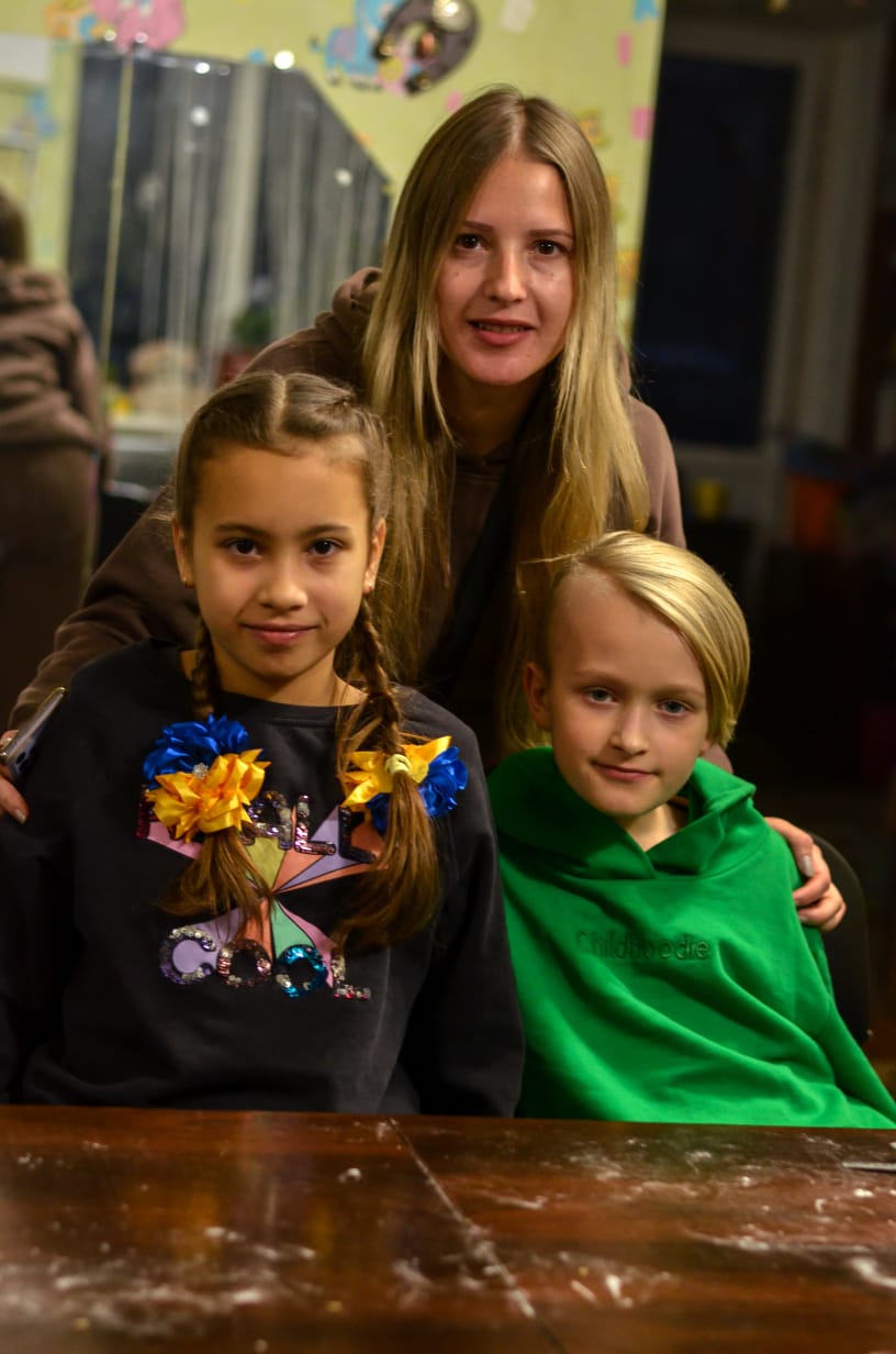 «Маму контузило та поранило склом, ми всі пережили дуже великий стрес», - говорить Юлія з Харкова, чия квартира зазнала руйнувань внаслідок обстрілу