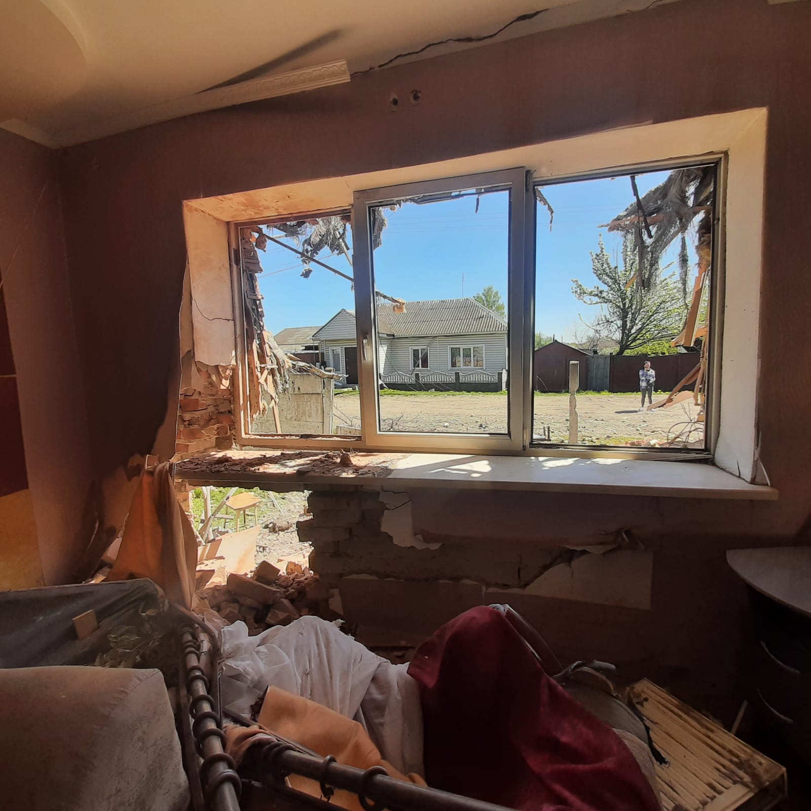 Родина з міста Середина-Буда після обстрілу залишилась без вікон та дверей