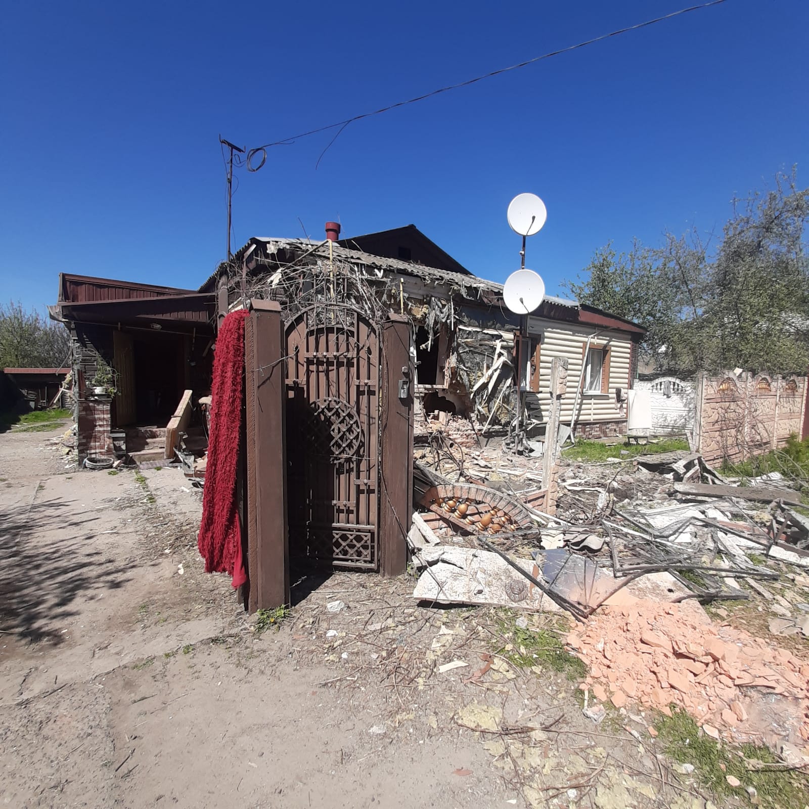 Родина з міста Середина-Буда після обстрілу залишилась без вікон та дверей