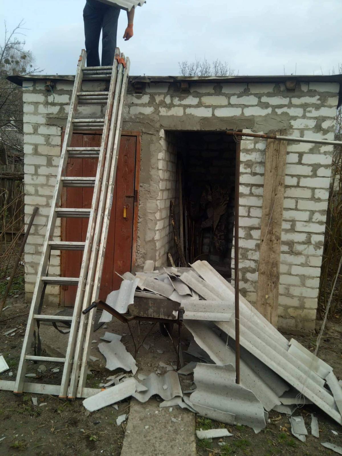 «Дах тече, стеля обвалюється: умови після обстрілу жахливі, буду вдячний якщо допоможете» -  пенсіонер з селища Хорошеве