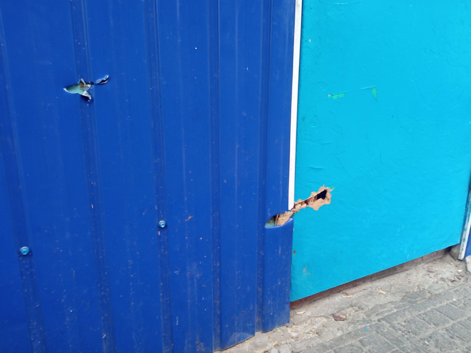 У селищі Зноб-Новгородське внаслідок обстрілу було тяжко поранено чоловіка та сильно пошкодило будинок 