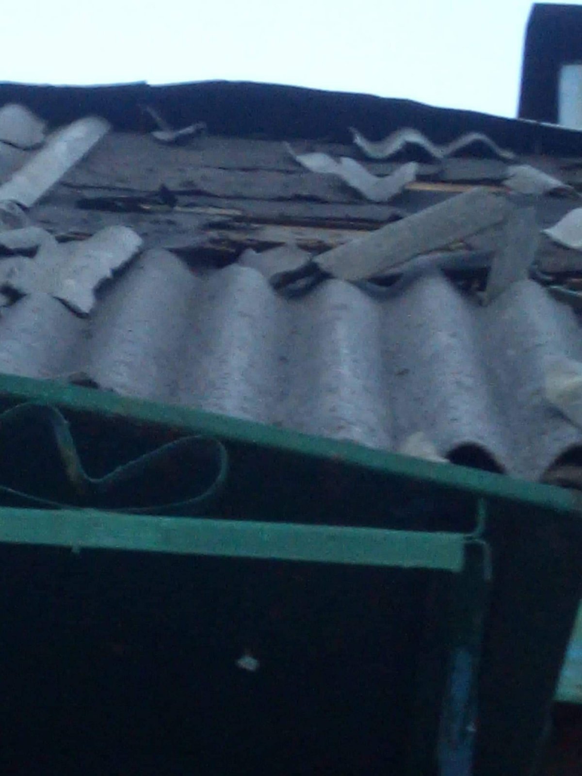 «Дах тече, стеля обвалюється: умови після обстрілу жахливі, буду вдячний якщо допоможете» -  пенсіонер з селища Хорошеве