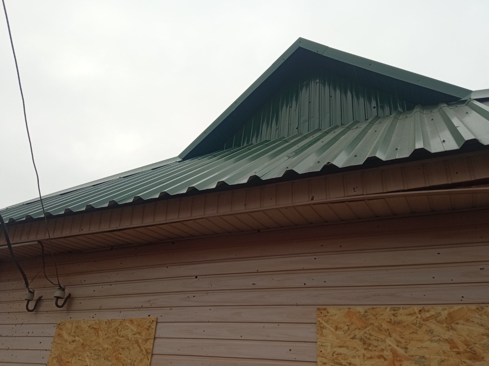 У селищі Зноб-Новгородське внаслідок обстрілу було тяжко поранено чоловіка та сильно пошкодило будинок 