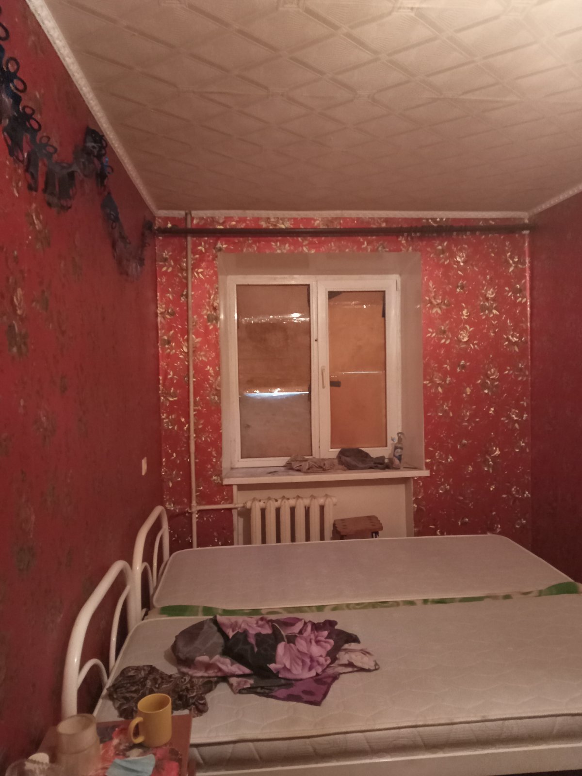 «В квартирі холодно, там жити наразі неможливо» - говорить Інна про квартиру після обстрілу.