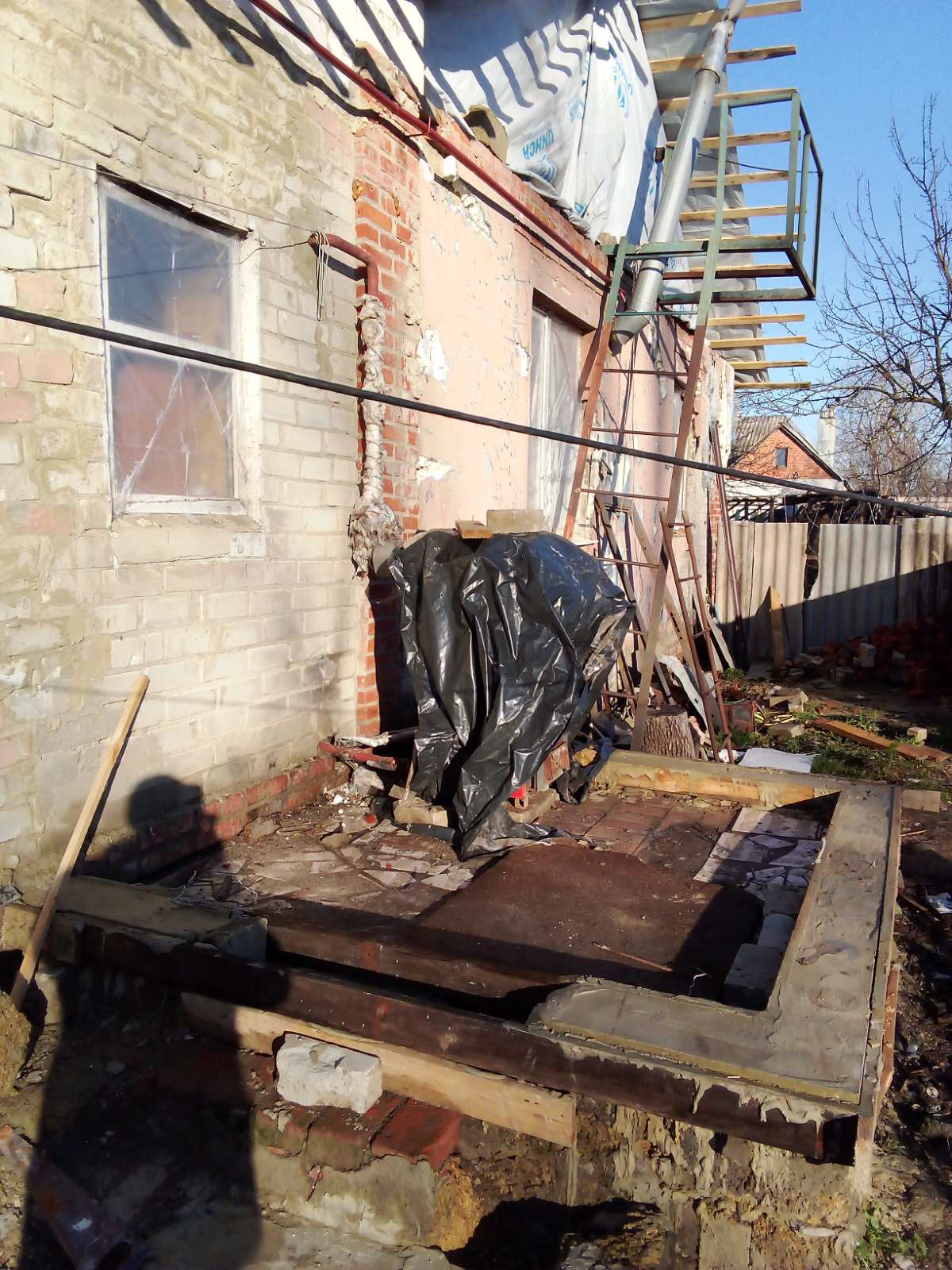 Сім'я з Харківщини, у дворі якої було 18 прильотів, потребує допомоги