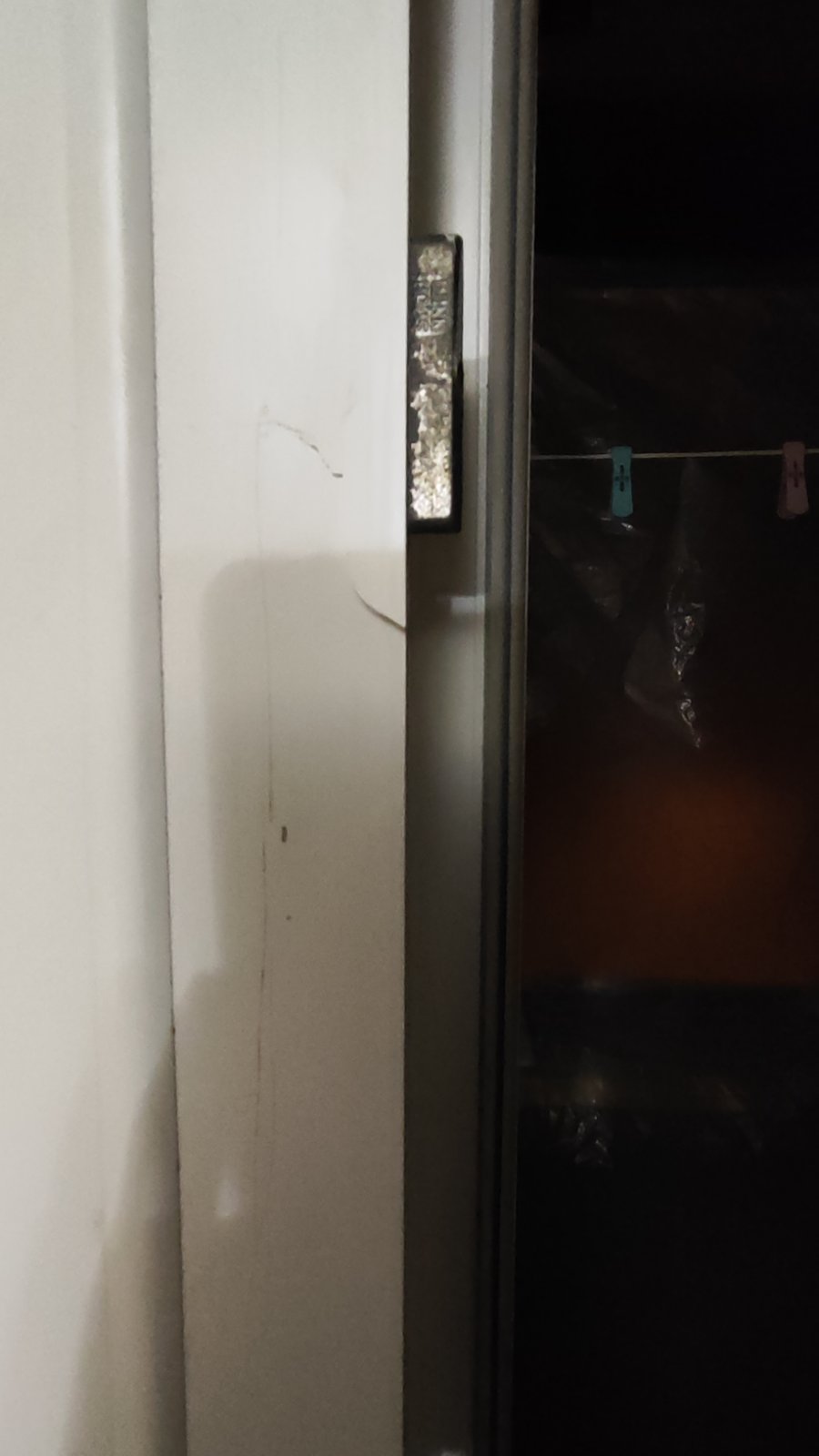 Після обстрілу жінка поважного віку залишилась з вибитими вікнами та розбитим балконом