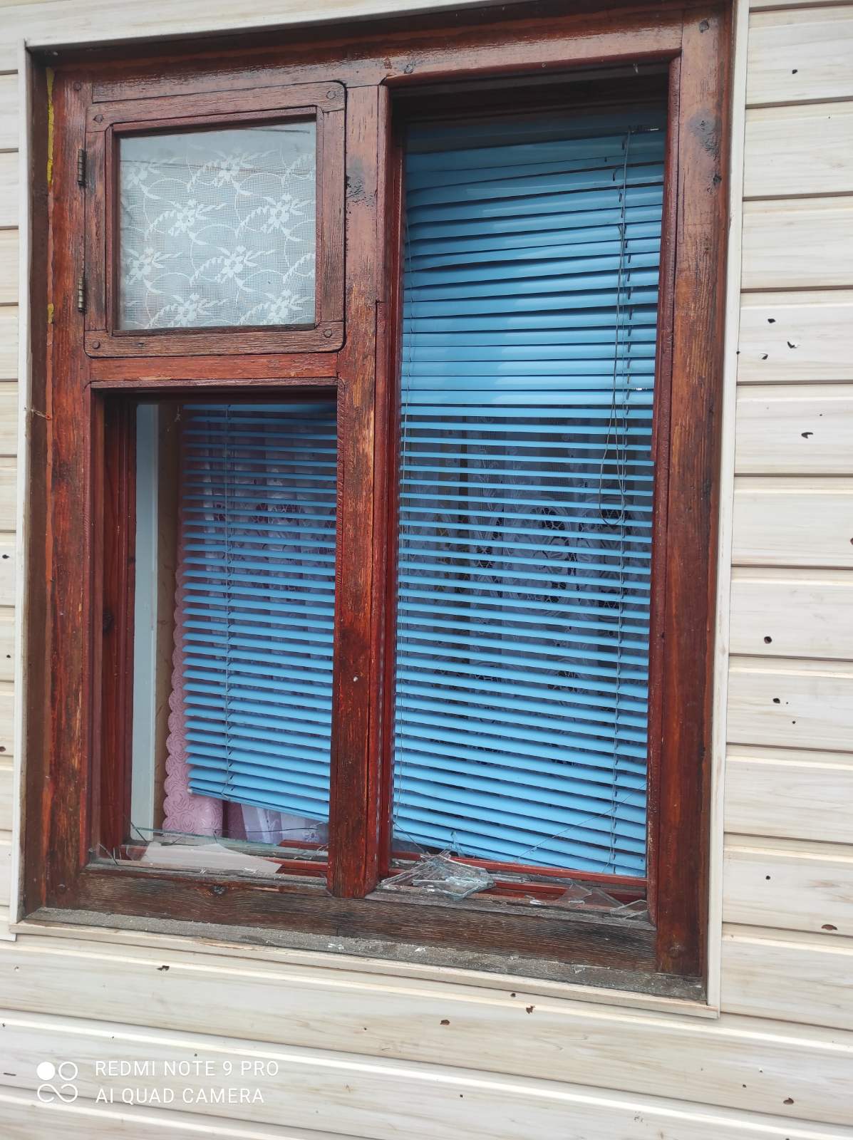 У селищі Зноб-Новгородське внаслідок обстрілу було тяжко поранено чоловіка та сильно пошкодило будинок 