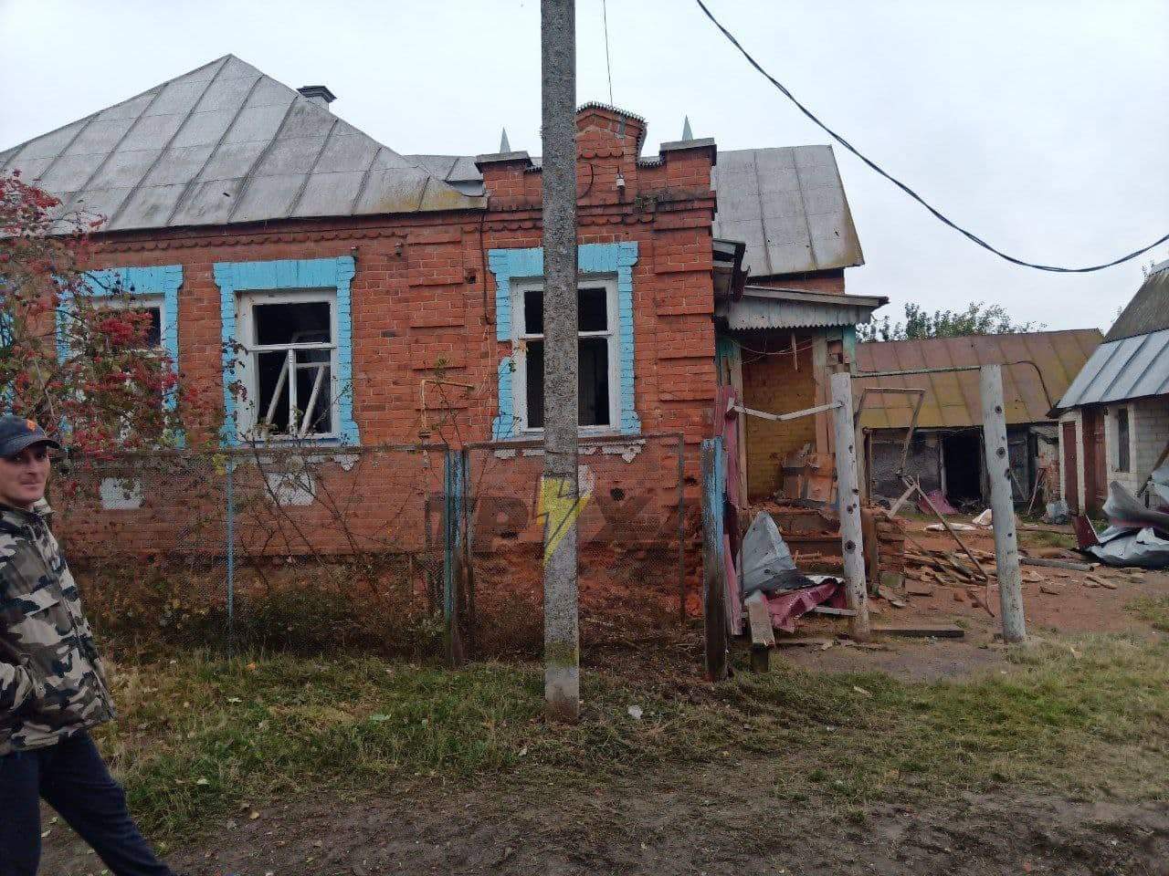 Дірки в стінах, пошкоджений дах та вікна, зруйнований коридор: постраждала від обстрілів жінка просить допомоги