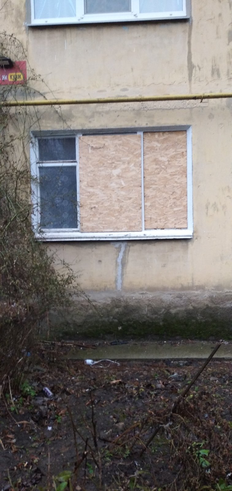 Подружжя пенсіонерів з Костянтинівки живе посеред зими у квартирі без вікон - людям потрібна допомога
