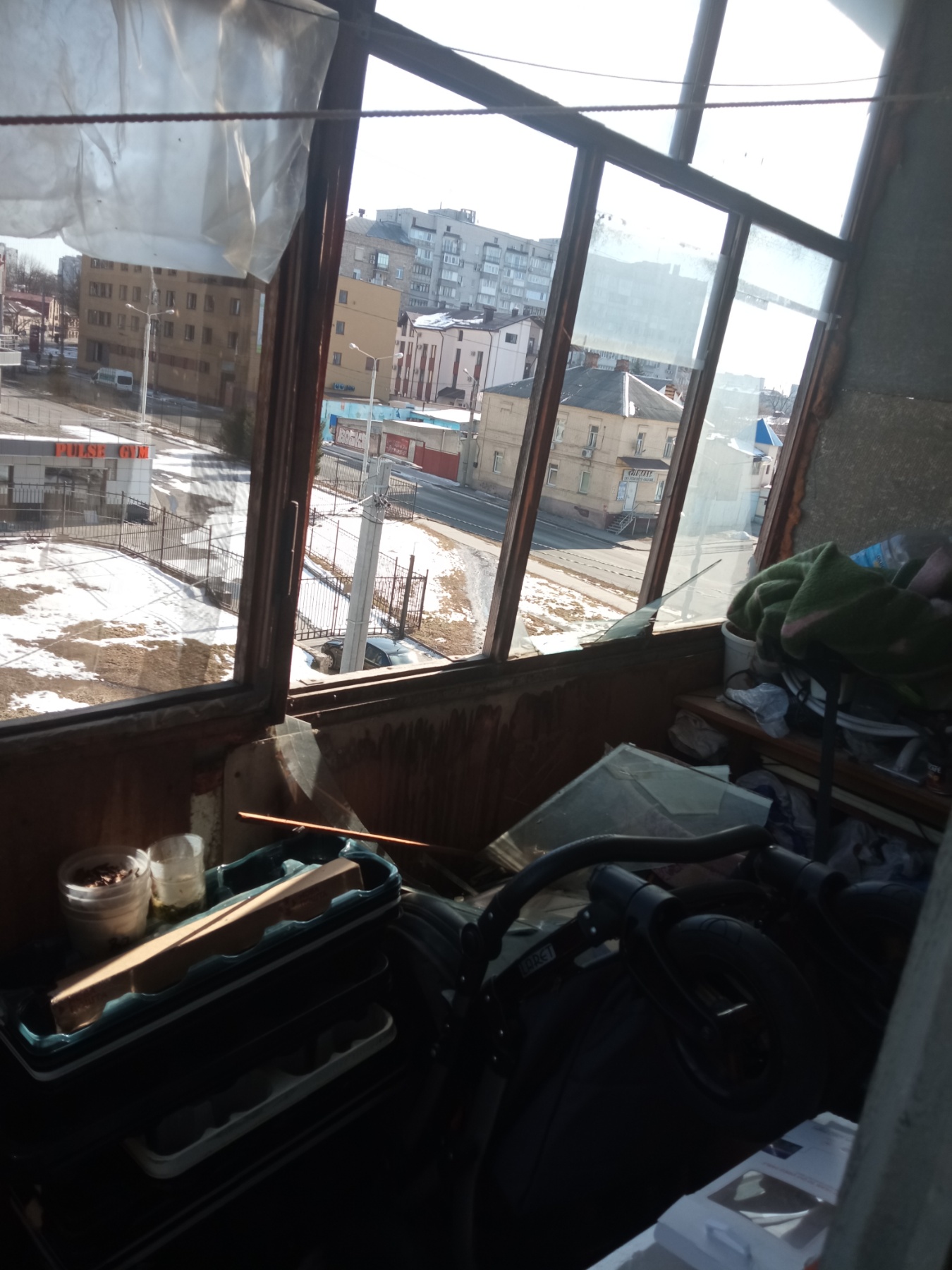 Мешканка Харкова з дитиною потребують заміни вибитих вікон