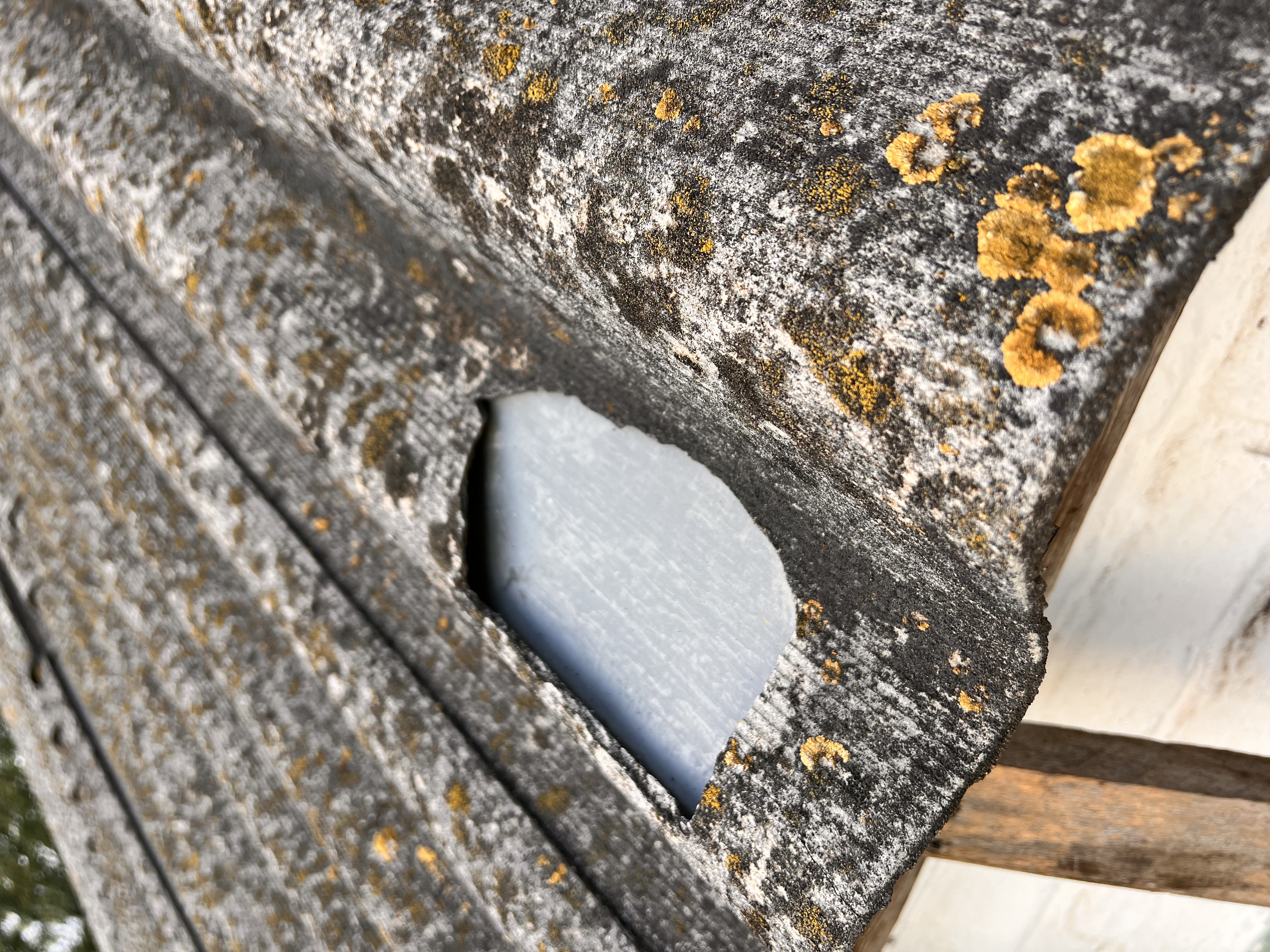 Пошкоджені вікна та дах - наслідки обстрілу будинку у Великій Писарівці на Сумщині