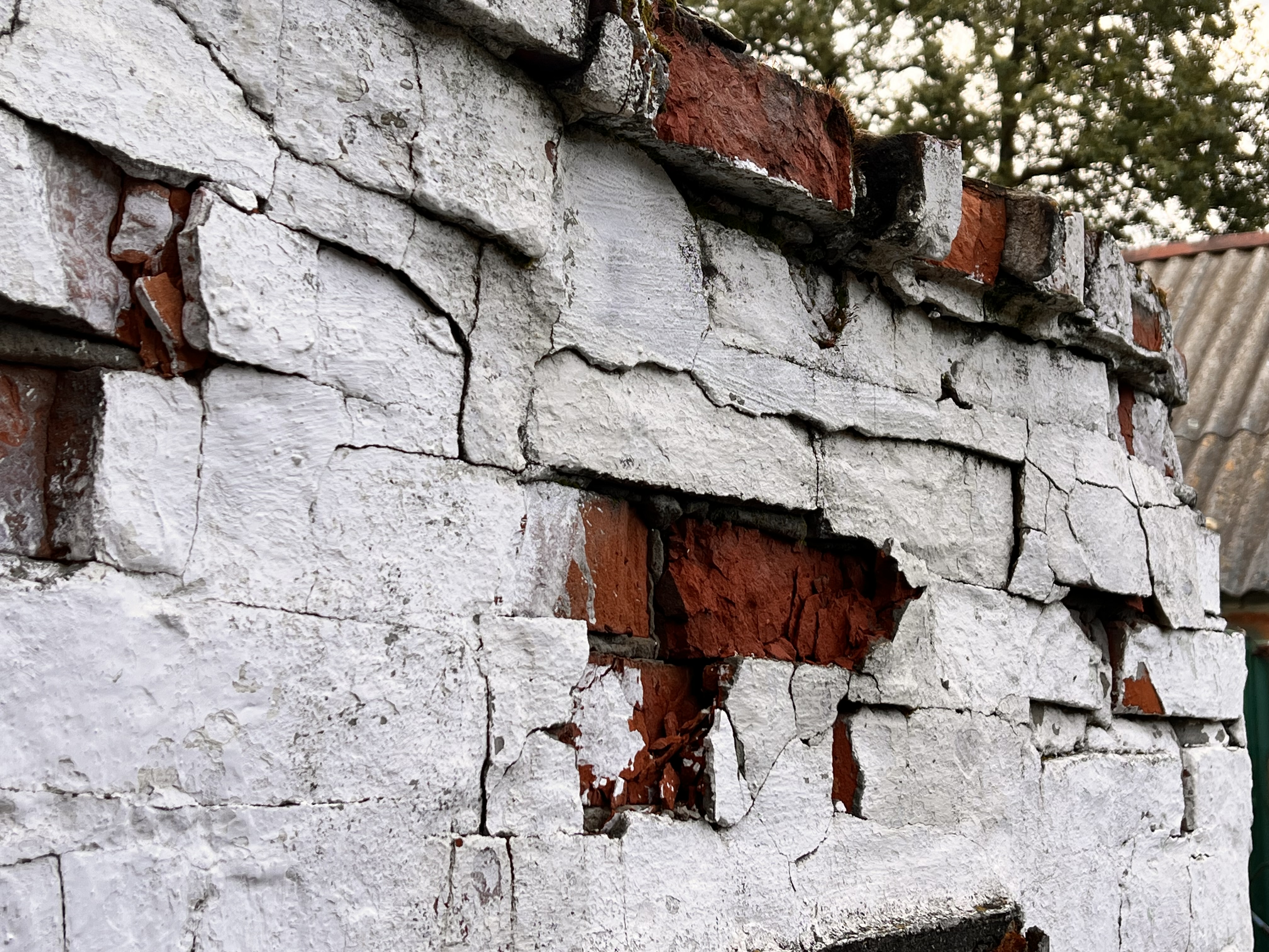 Пошкоджені вікна та дах - наслідки обстрілу будинку у Великій Писарівці на Сумщині