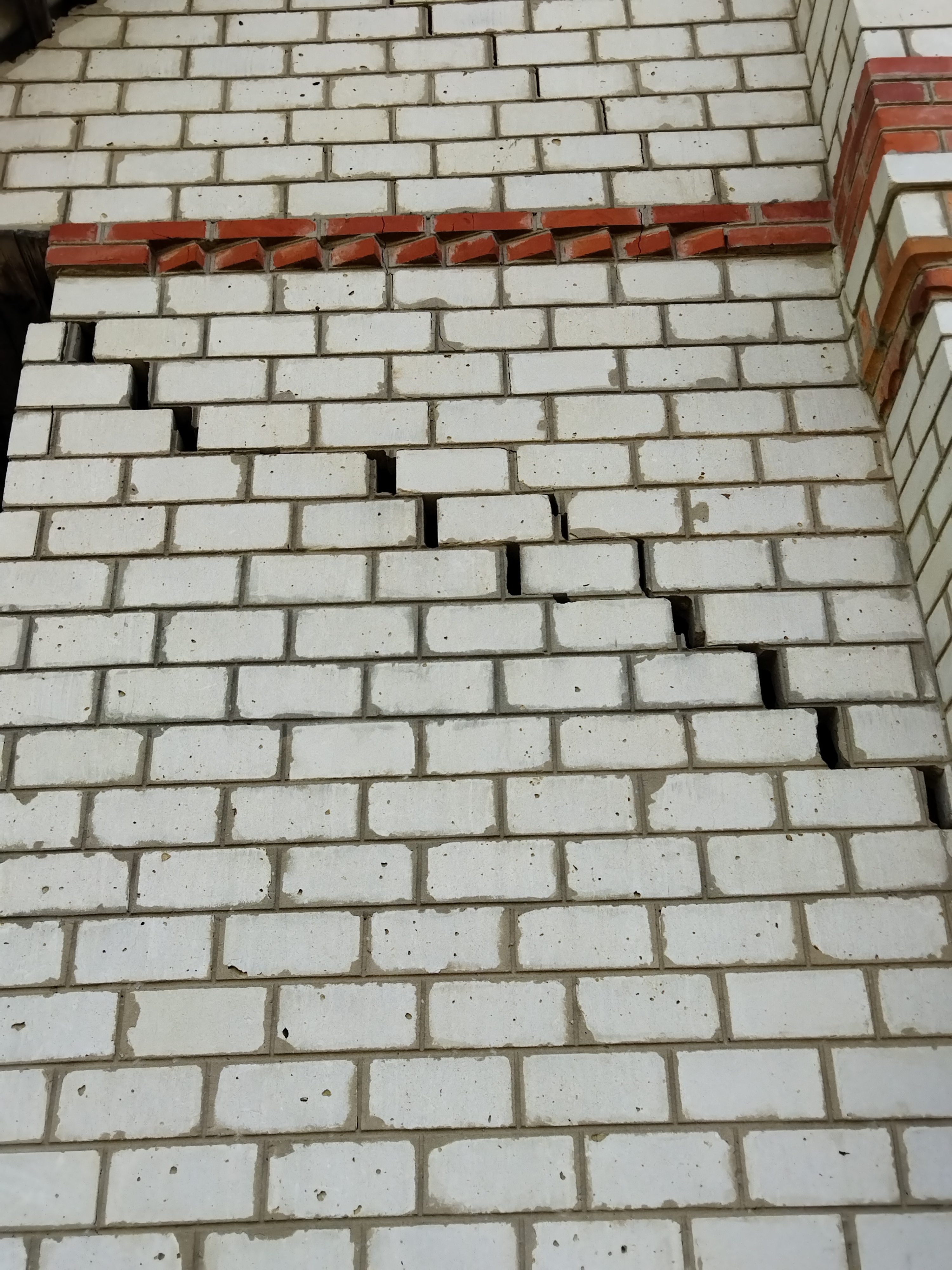 Пошкоджений дах та всі вікна - наслідки обстрілу на Харківщині 