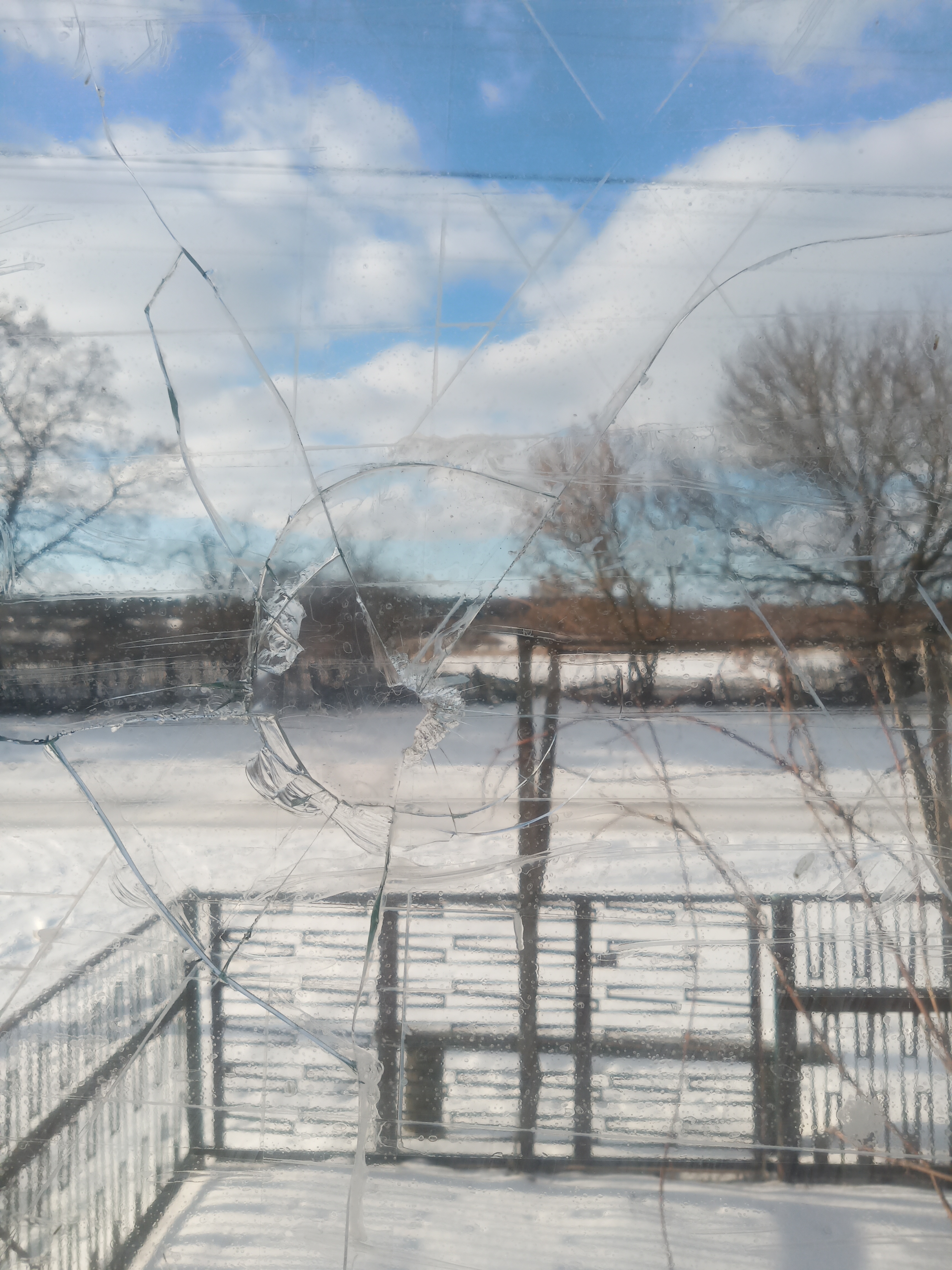 Потрапивши під обстріл будинок залишився без вікон. Лідія Миколаївна потребує допомоги!