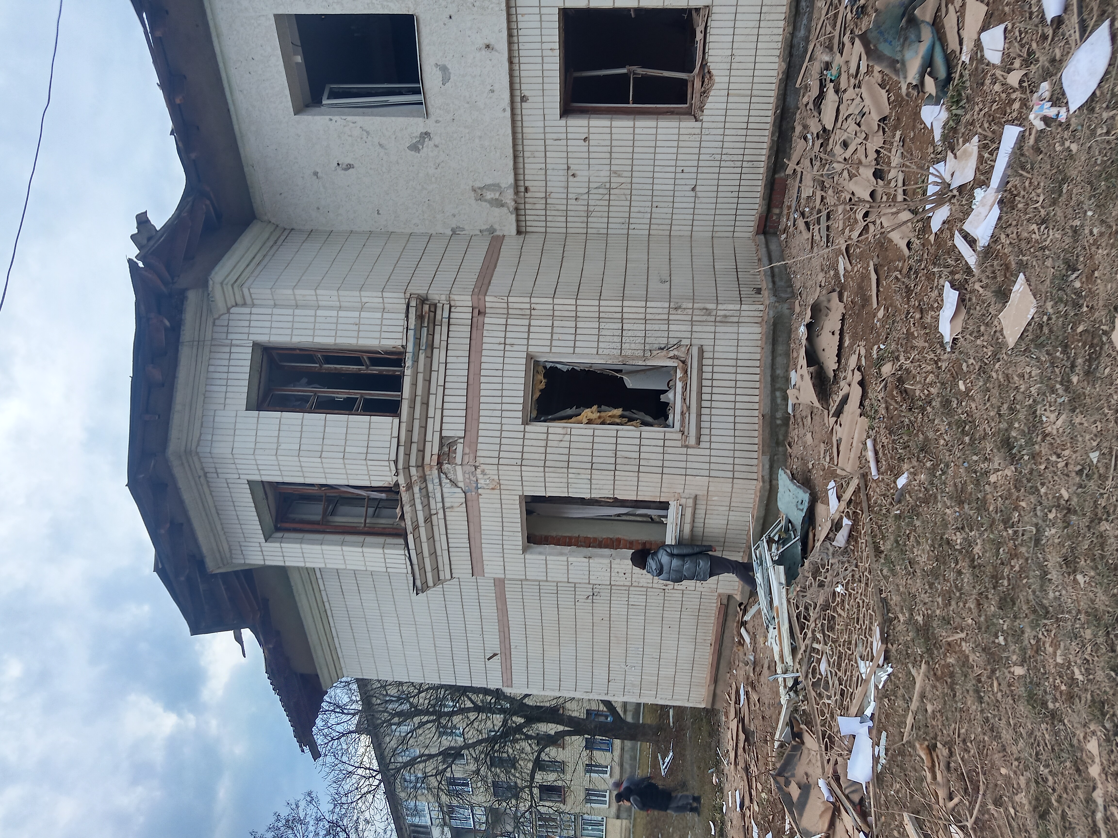 Пенсіонерці з Білопілля потрібні двері в квартиру