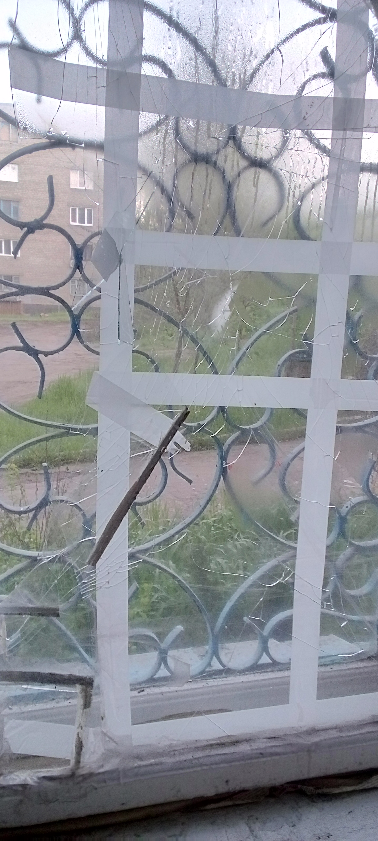 Пенсіонерка з міста Костянтинівка взимку живе в квартирі без двох вікон