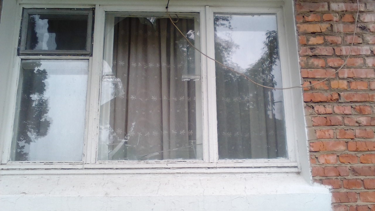 Внаслідок обстрілу в будинку вибито вікна. Потрібна допомога