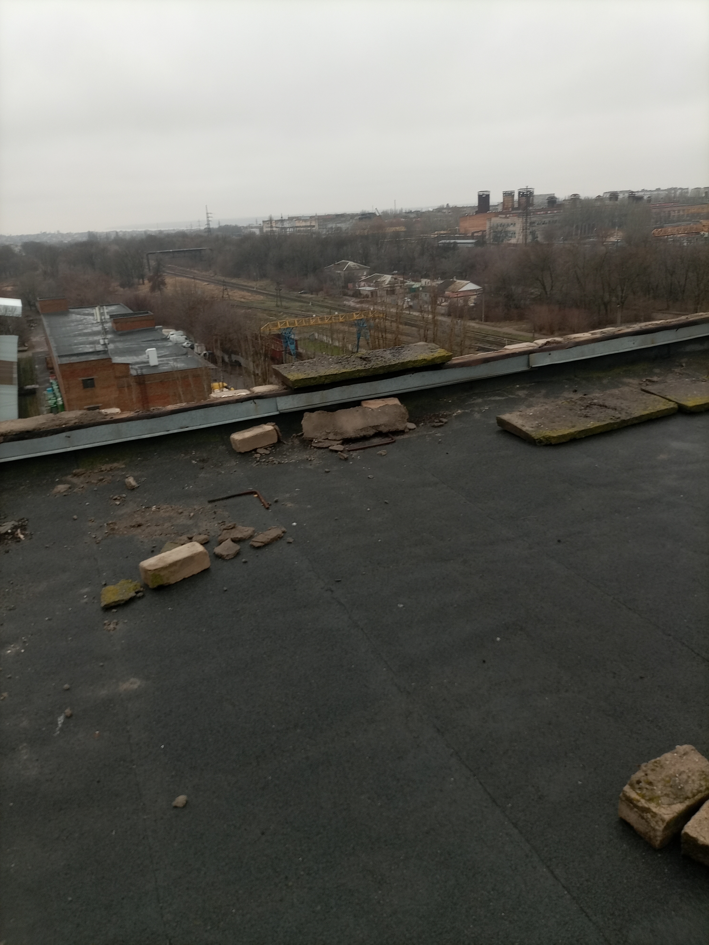 Багатодітна мама-одиначка з дитиною інвалідом з Миколаєва потребує допомоги у відновленні вікон та даху після обстрілу