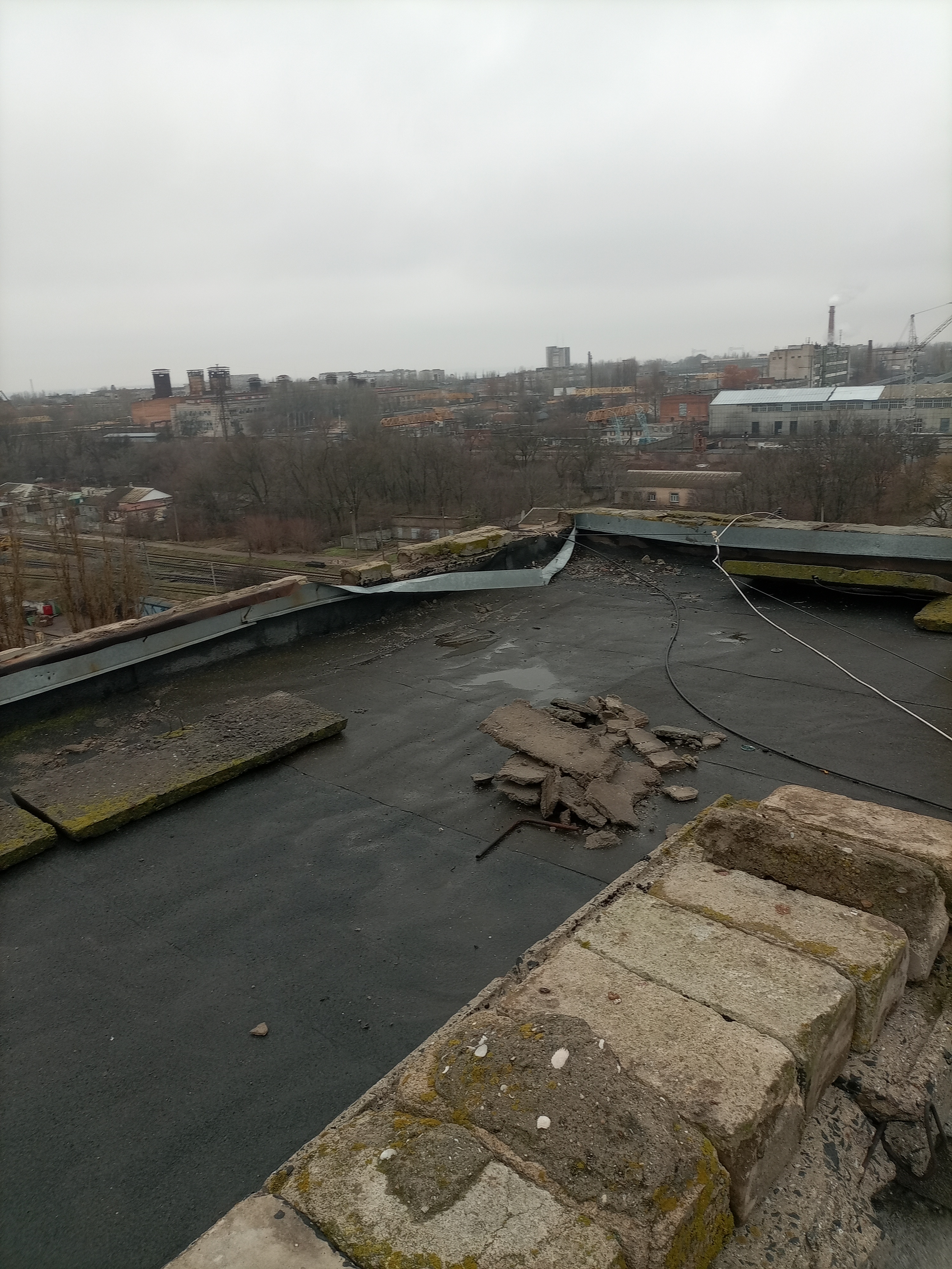 Багатодітна мама-одиначка з дитиною інвалідом з Миколаєва потребує допомоги у відновленні вікон та даху після обстрілу