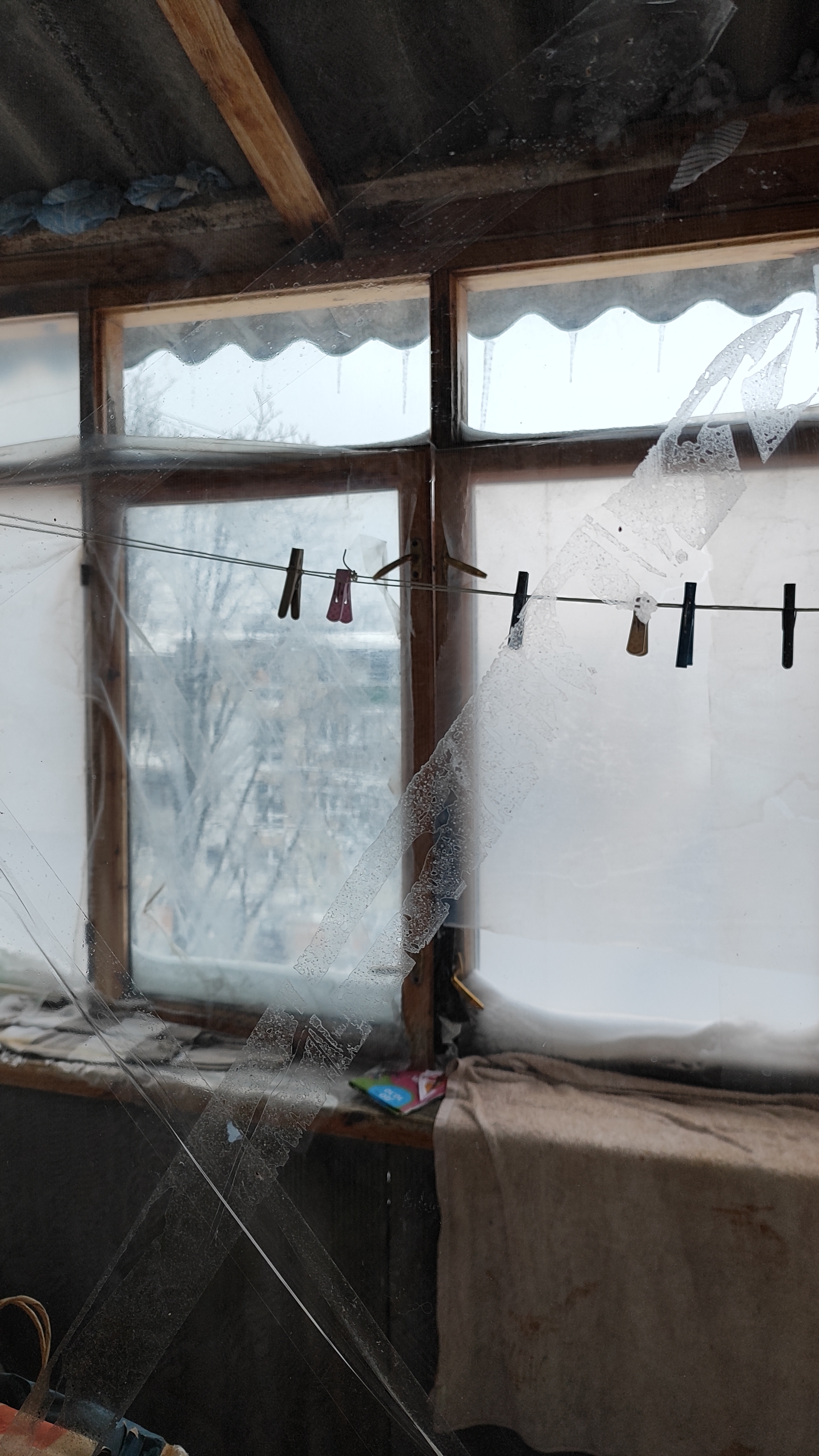 Після обстрілу жінка поважного віку залишилась з вибитими вікнами та розбитим балконом