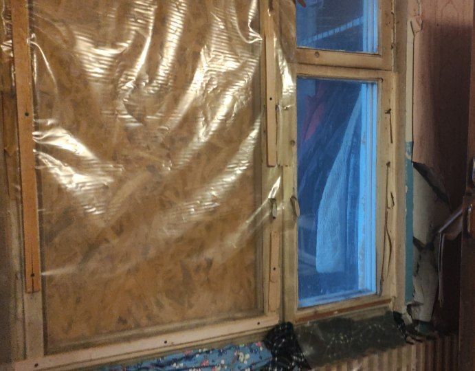 Вибиті вікна, понівечені балкони: вікна затягнули плівкою, заколотили фанерою та ганчір’ям 