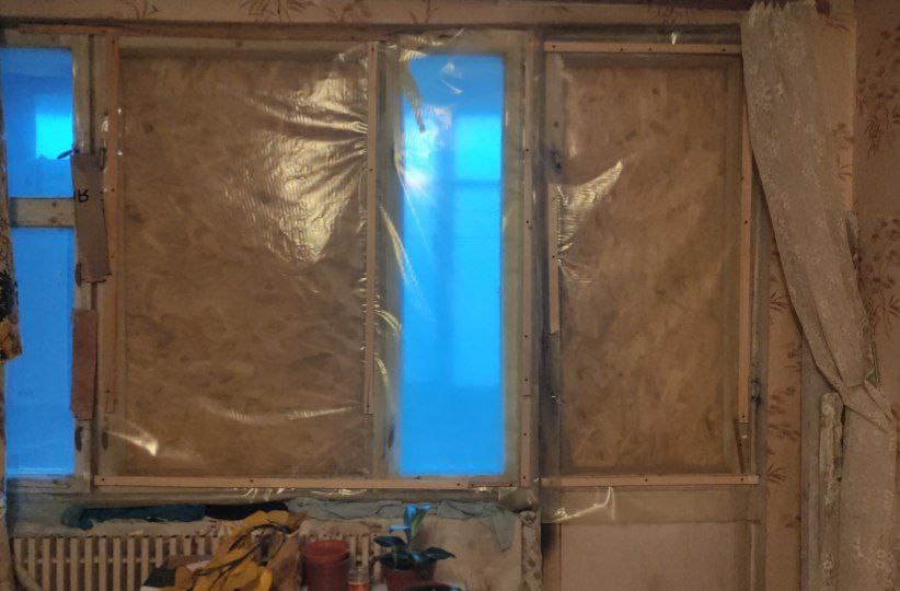 Вибиті вікна, понівечені балкони: вікна затягнули плівкою, заколотили фанерою та ганчір’ям 