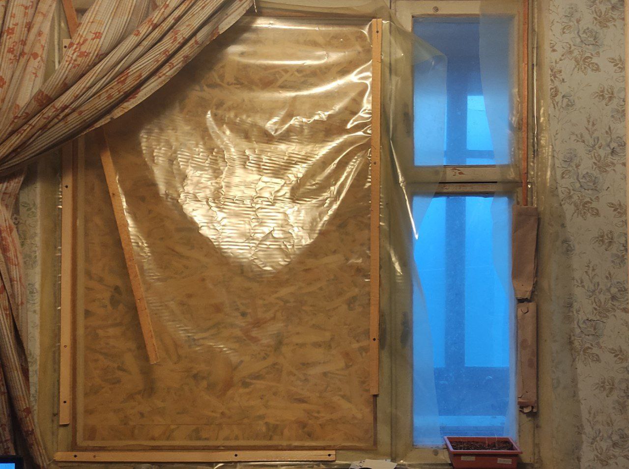 Вибиті вікна, понівечені балкони: вікна затягнули плівкою, заколотили фанерою та ганчір’ям 