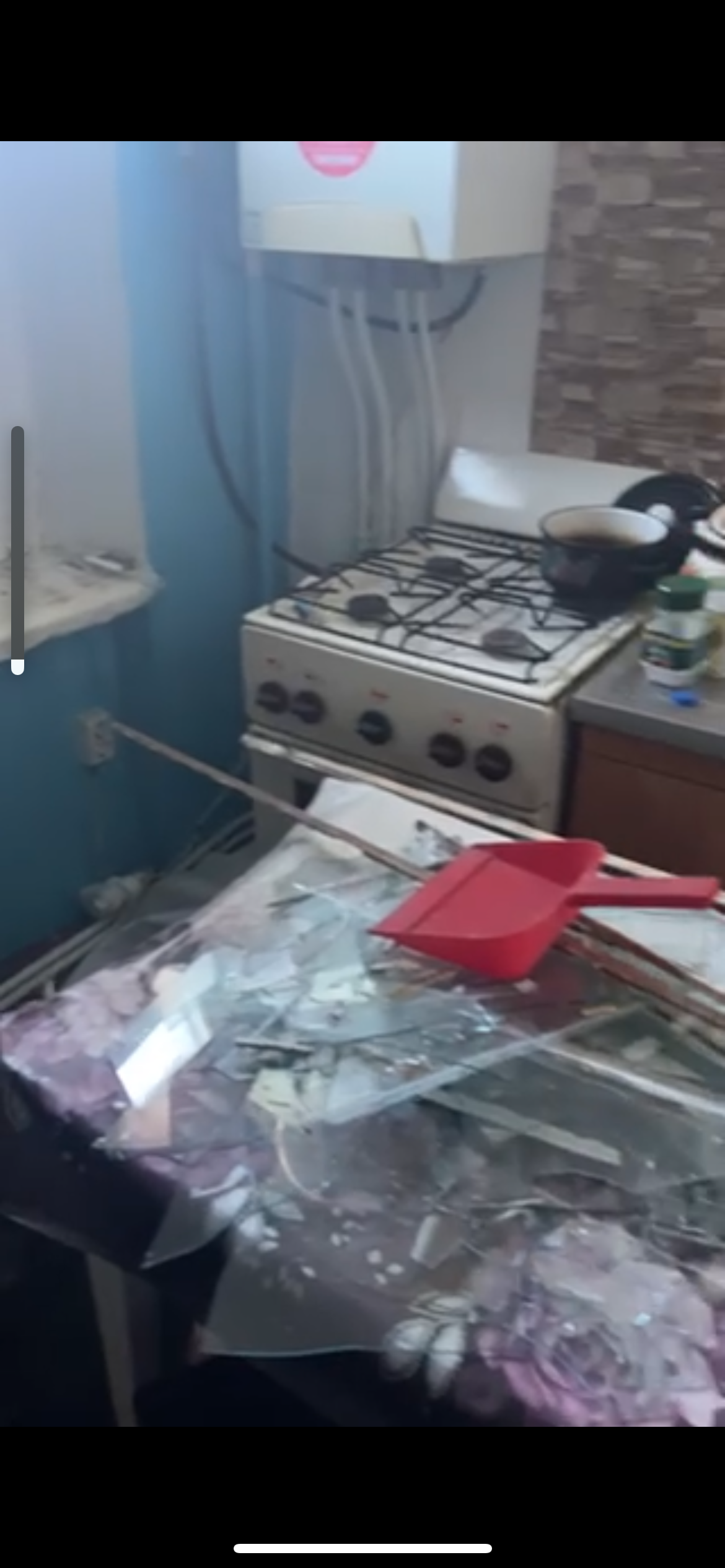 Після обстрілу літній чоловік залишився з вибитими вікнами та дверима