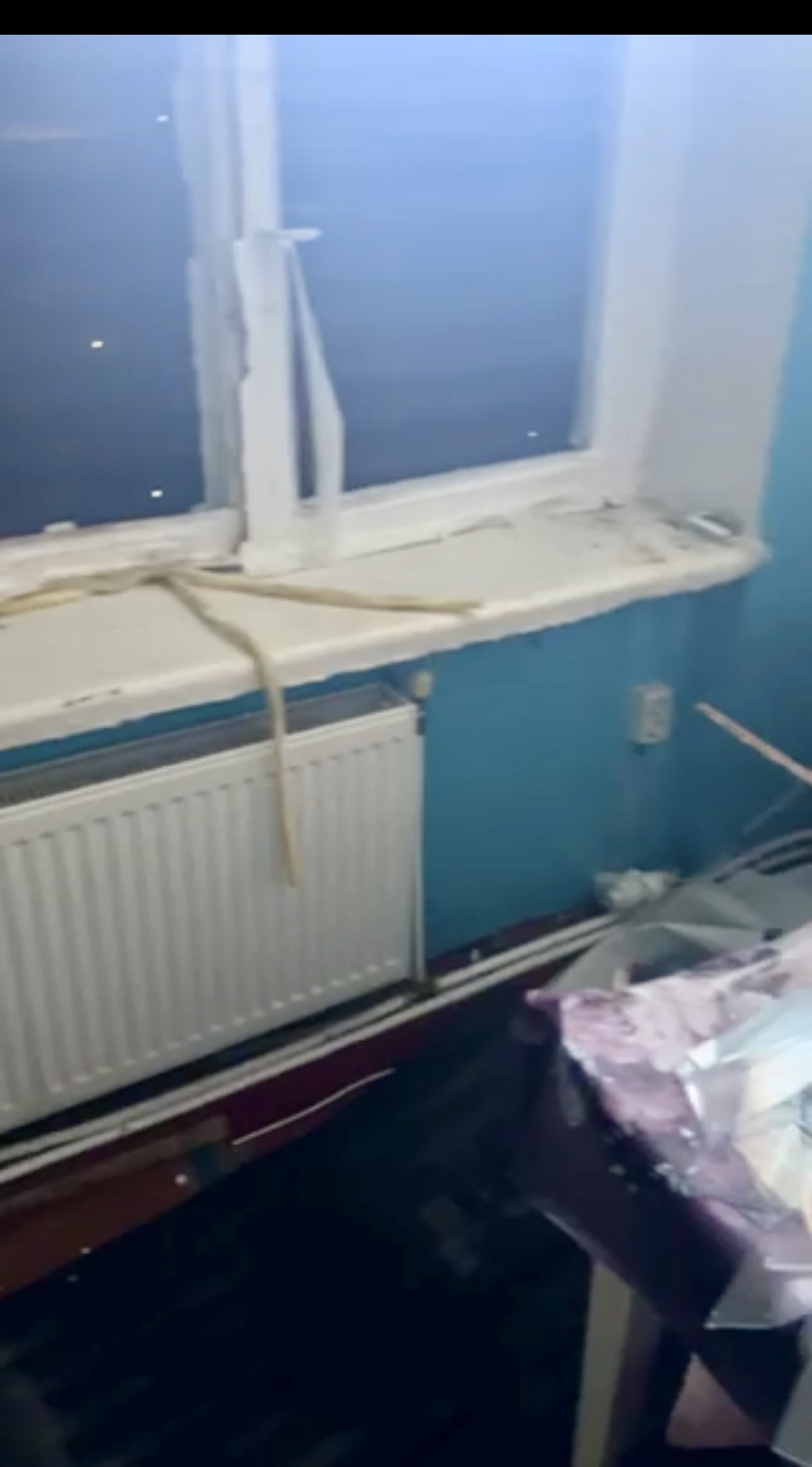 Після обстрілу літній чоловік залишився з вибитими вікнами та дверима