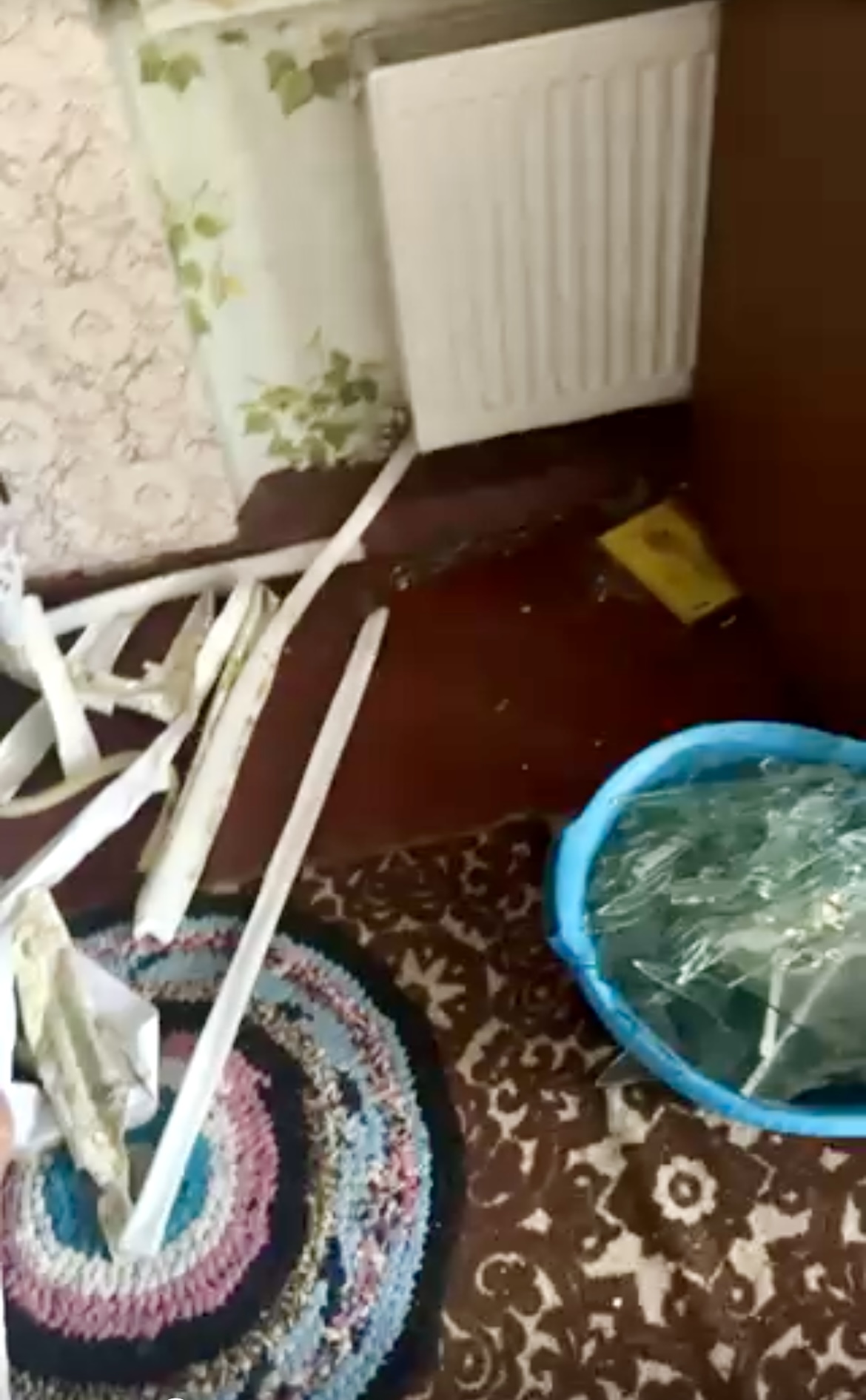 Після обстрілу літній чоловік залишився з вибитими вікнами та дверима