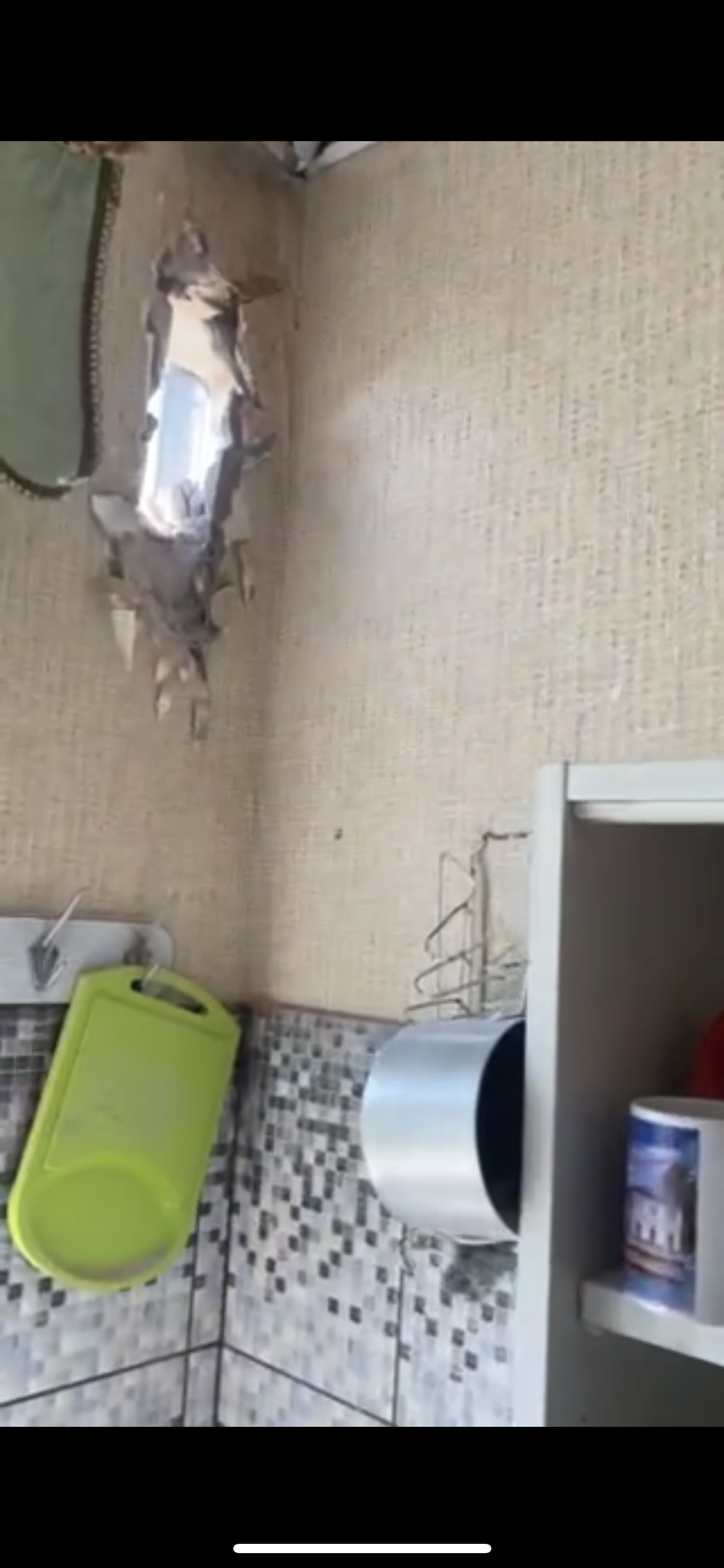 Будинок родини з 2 маленькими дітьми двічі потрапляв під обстріл