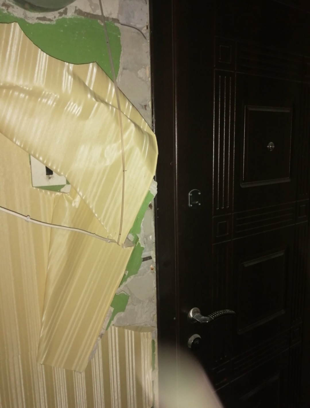 «Маму контузило та поранило склом, ми всі пережили дуже великий стрес», - говорить Юлія з Харкова, чия квартира зазнала руйнувань внаслідок обстрілу