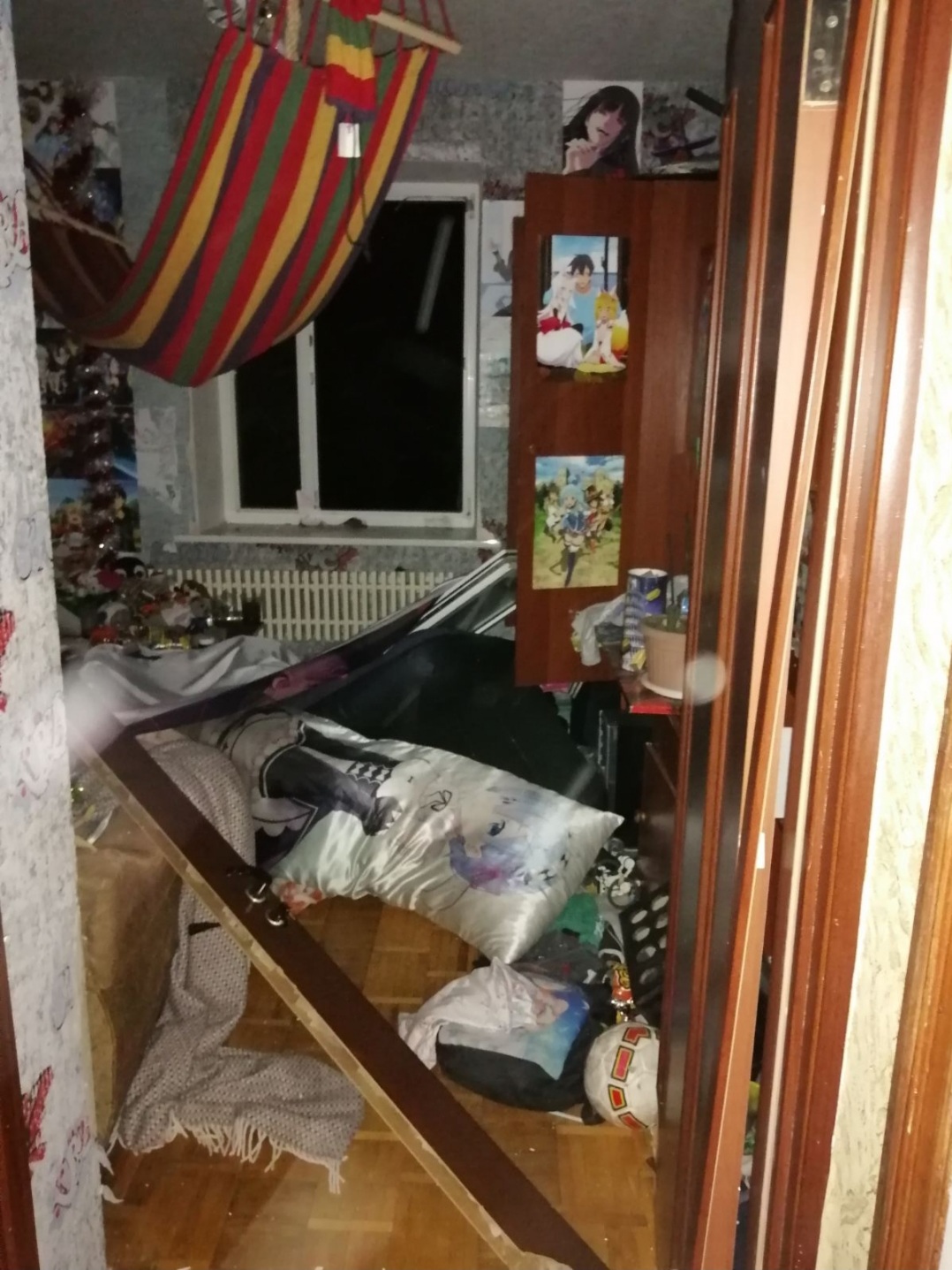 «Маму контузило та поранило склом, ми всі пережили дуже великий стрес», - говорить Юлія з Харкова, чия квартира зазнала руйнувань внаслідок обстрілу