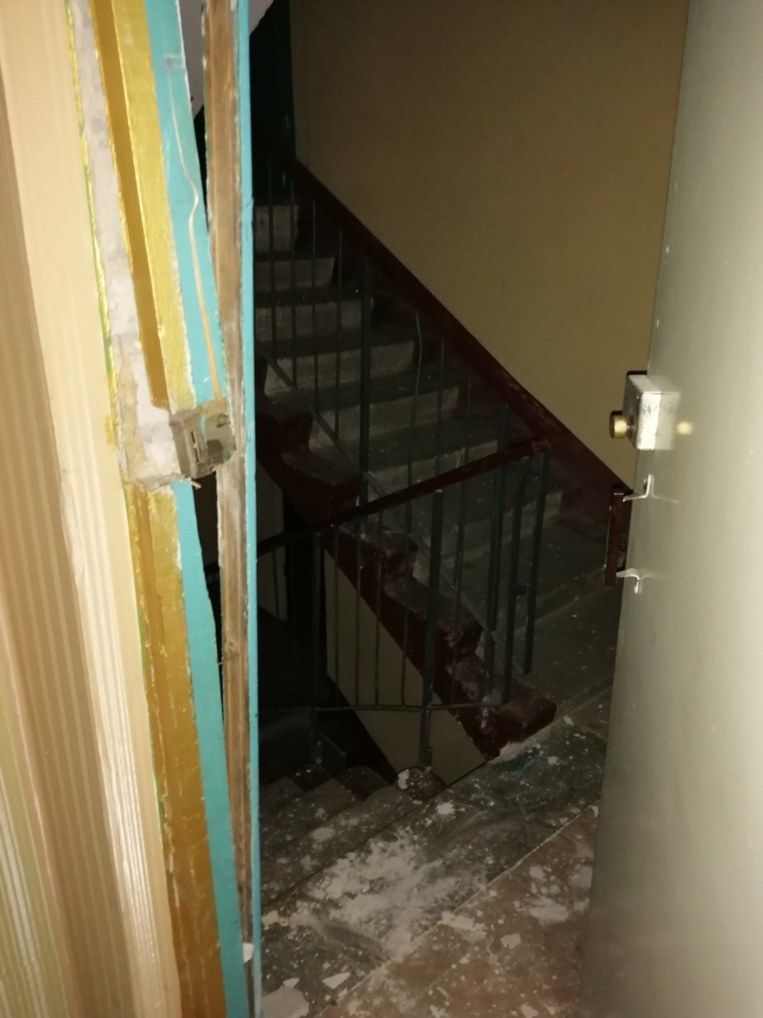 «Маму контузило та поранило склом, ми всі пережили дуже великий стрес», - говорить Юлія з Харкова, чия квартира зазнала руйнувань внаслідок обстрілу