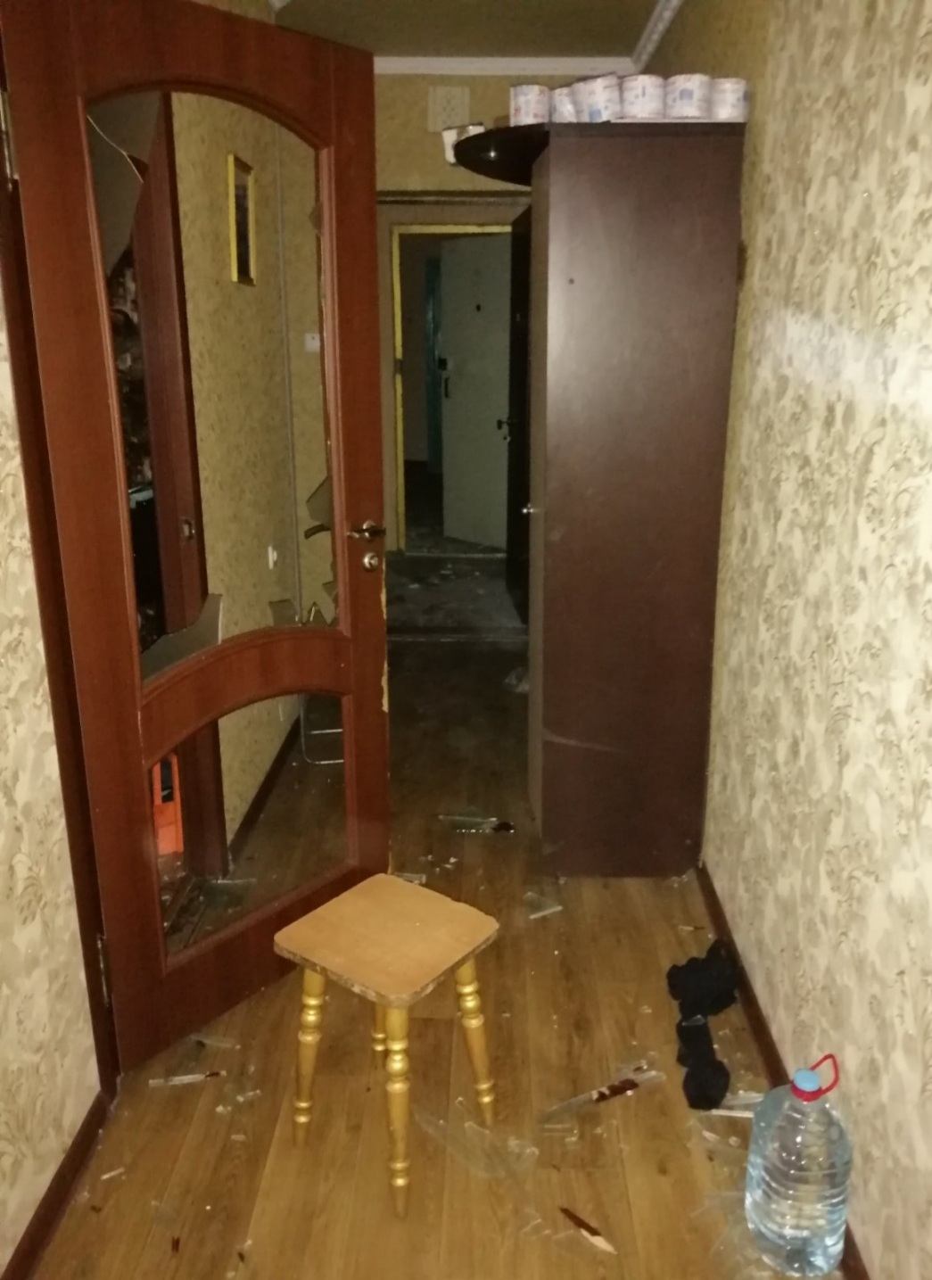 «Маму контузило та поранило склом, ми всі пережили дуже великий стрес», - говорить Юлія з Харкова, чия квартира зазнала руйнувань внаслідок обстрілу