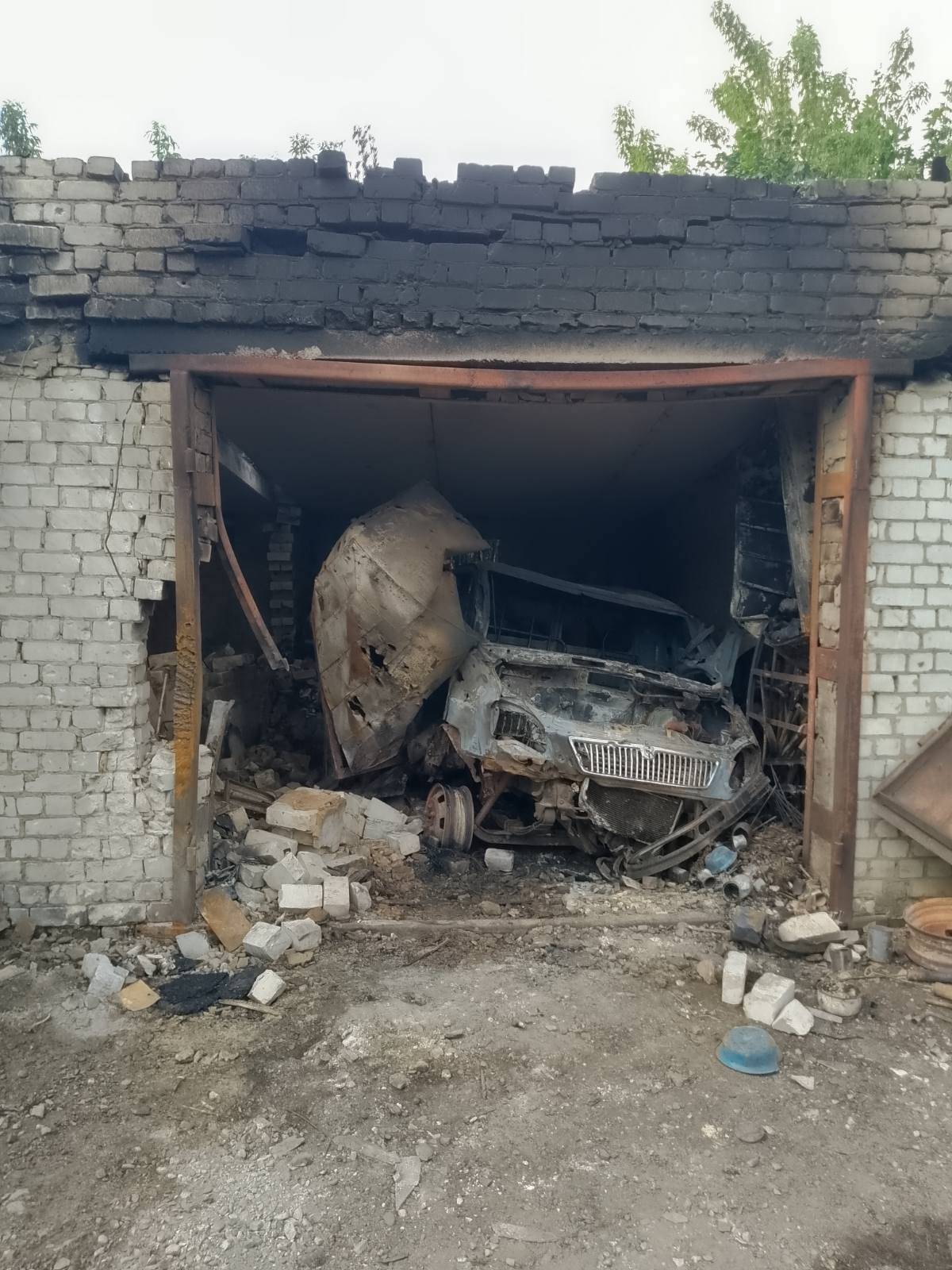 Подружжя пенсіонерів залишилося без вікон, гаражів і автомобіля внаслідок російського ракетного обстрілу