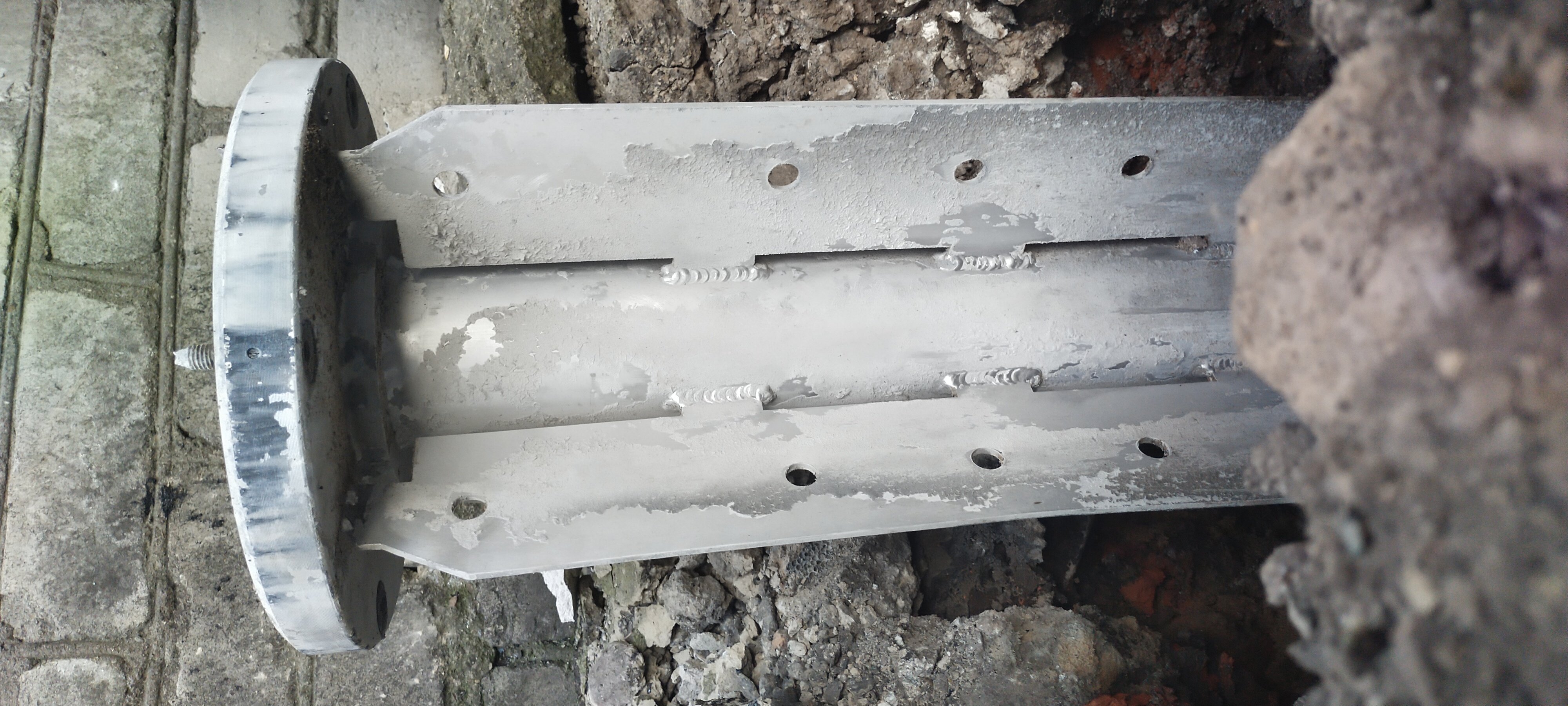 Багатодітна родина з Дружківки живе в будинку з розбитими вікнами та пошкодженим фундаментом