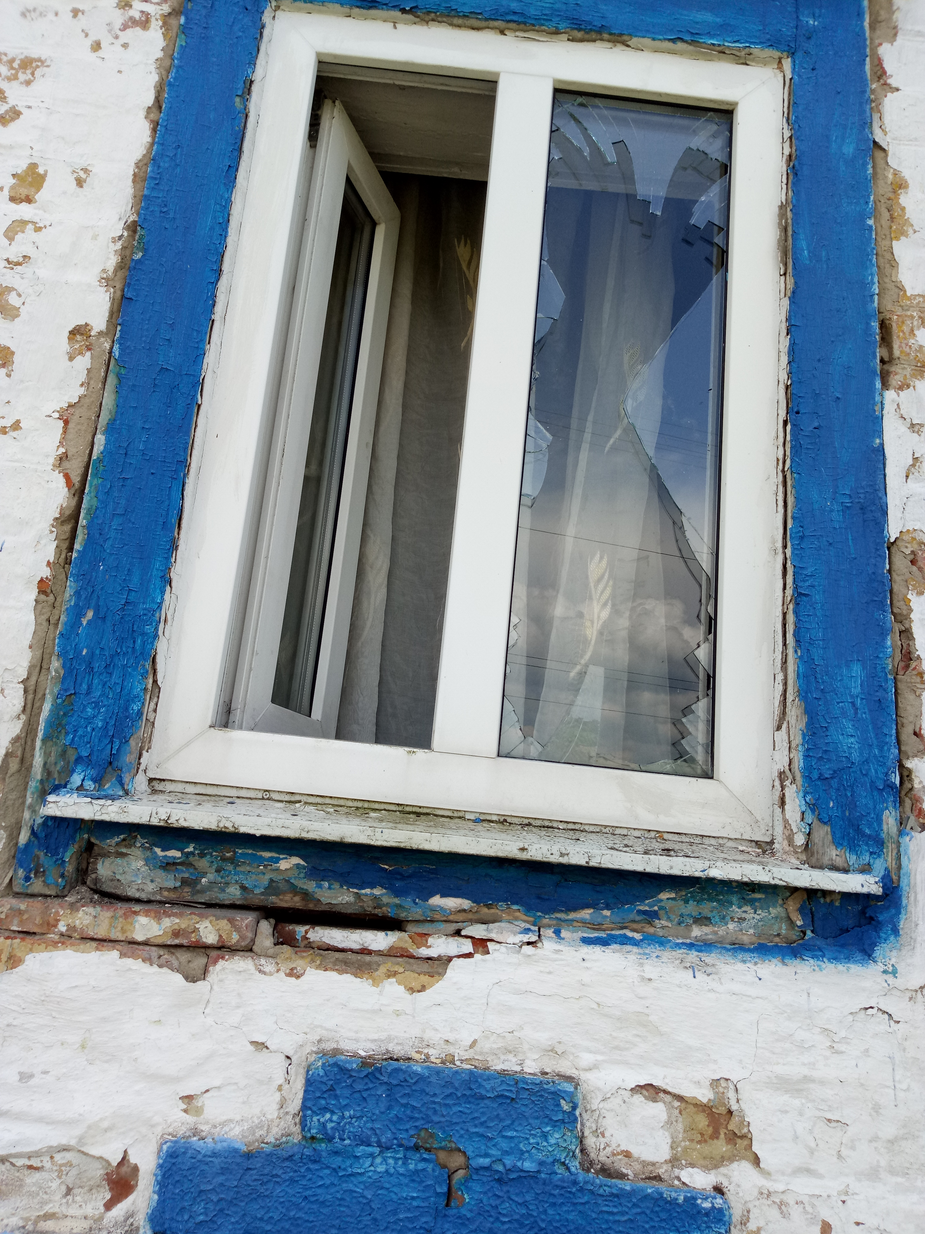 Пенсіонерка з Сумщини проживає у будинку, біля якого розірвало снаряд