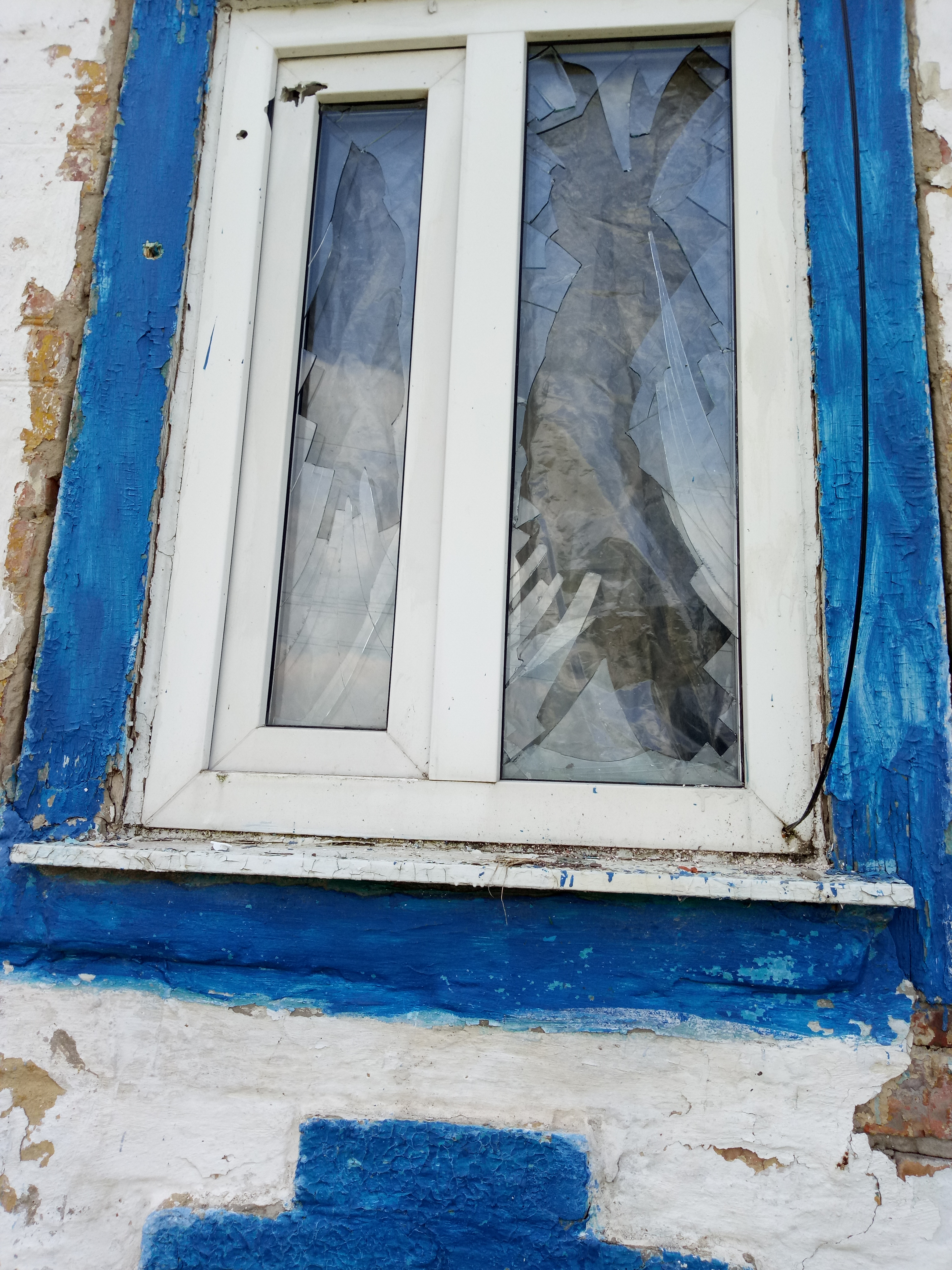 Пенсіонерка з Сумщини проживає у будинку, біля якого розірвало снаряд