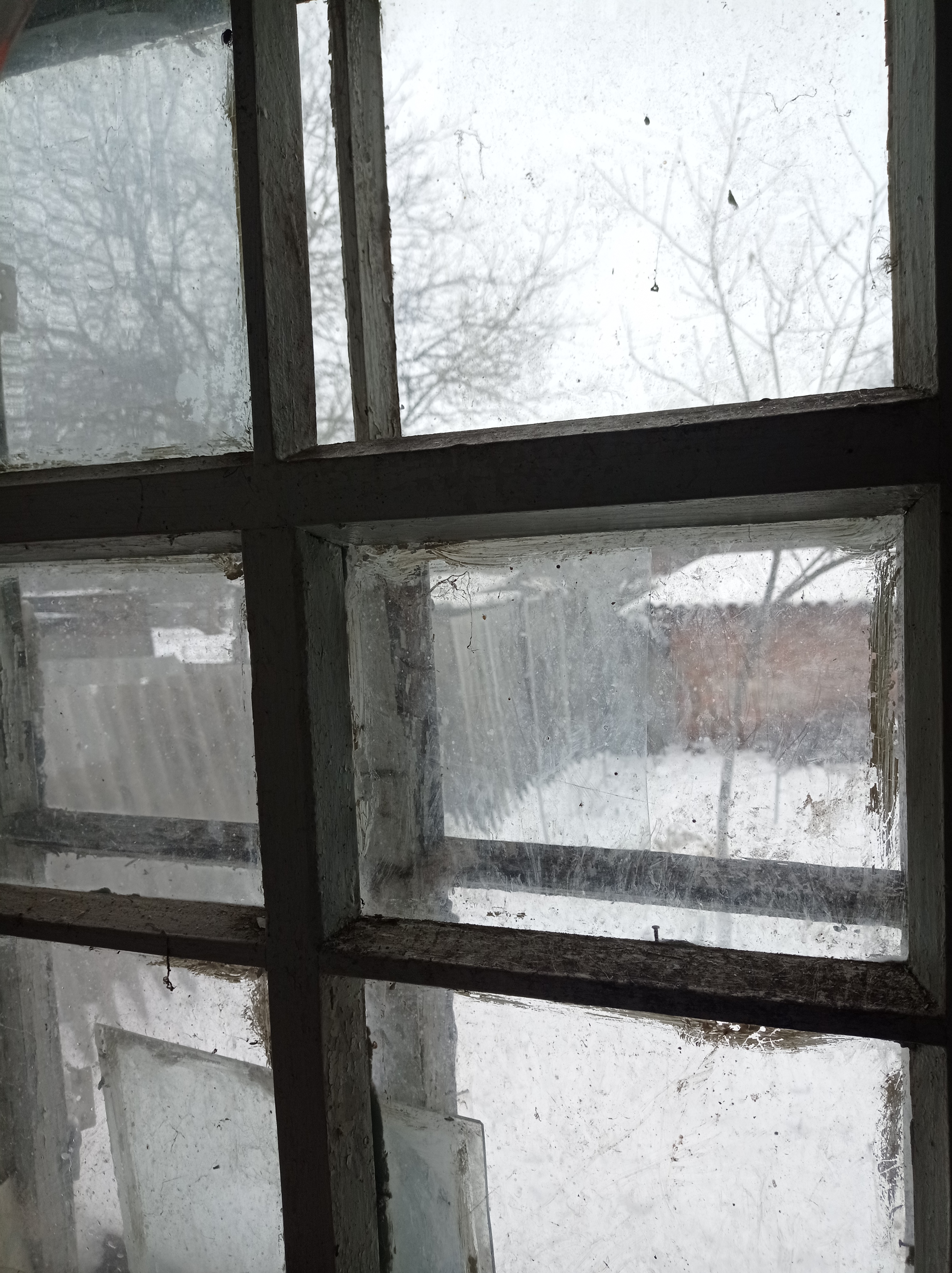 Після ракетного удару та пошкодження будинку пенсіонерка з Охтирки не може сама ходити та просить допомоги