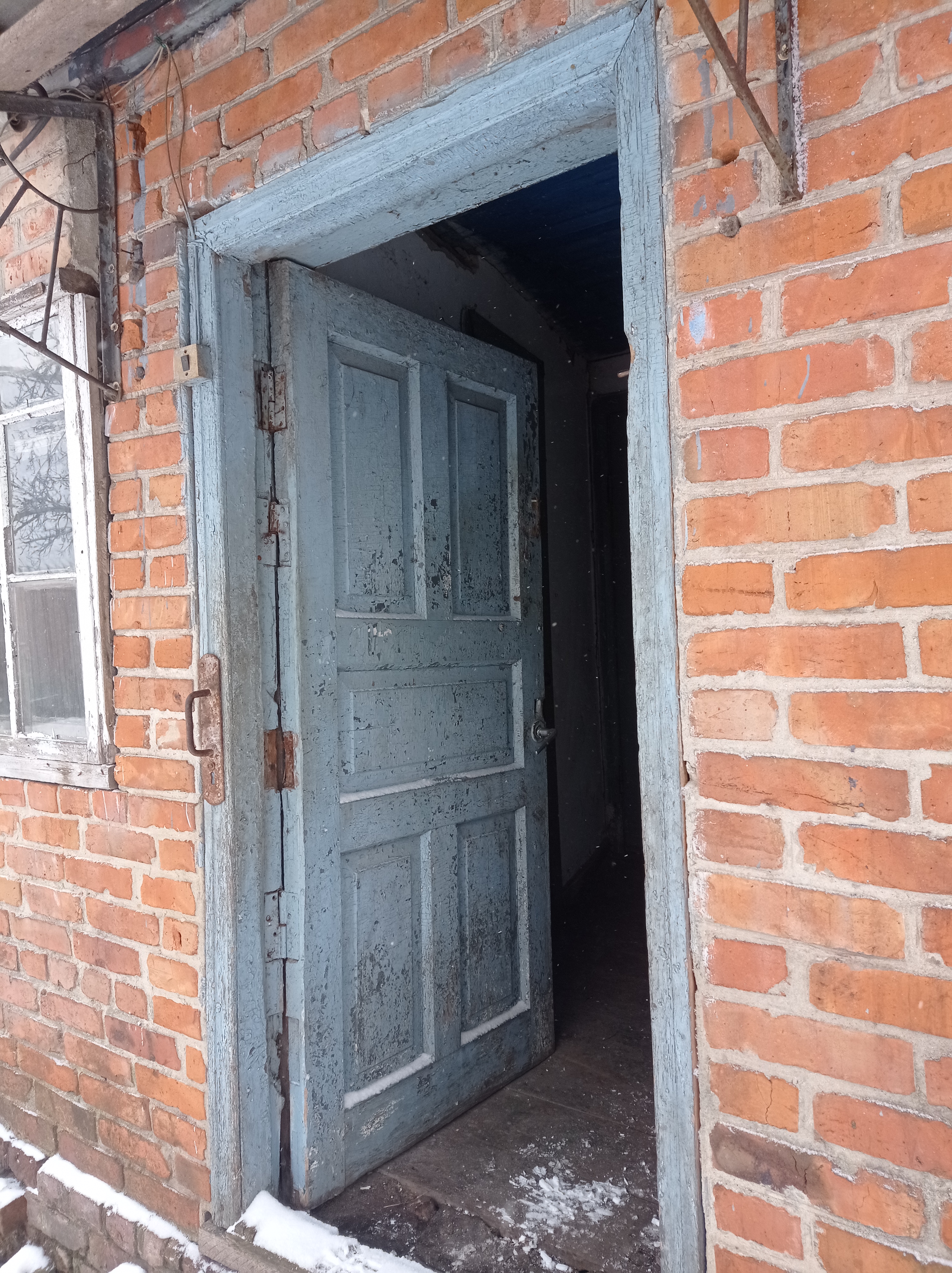 Після ракетного удару та пошкодження будинку пенсіонерка з Охтирки не може сама ходити та просить допомоги