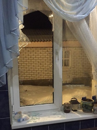 Жінка, яка живе з мамою у Середина-Буді, просить допомогти вставити вікно у їхній домівці