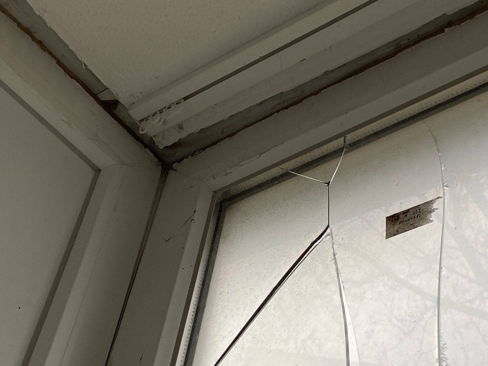 Після обстрілу родина поважного віку залишилася з вибитими вінками та балконом.  