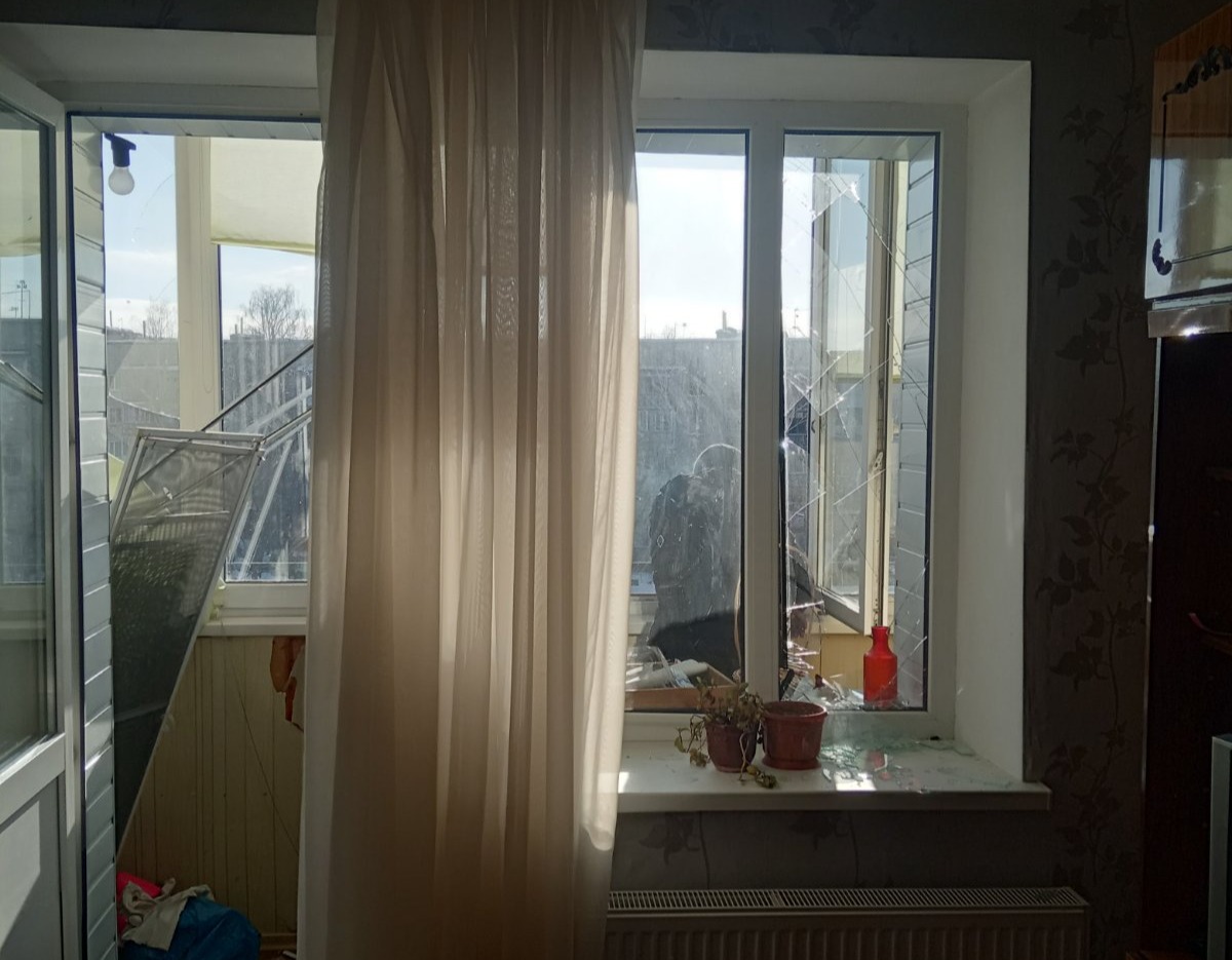 Приліт ракети в двір будинку родини з Шостки