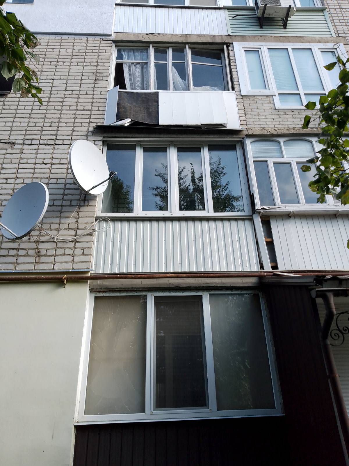 Подружжя пенсіонерів залишилося без вікон, гаражів і автомобіля внаслідок російського ракетного обстрілу