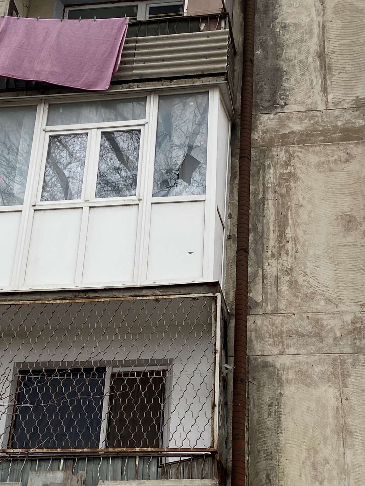 Після обстрілу родина поважного віку залишилася з вибитими вінками та балконом.  