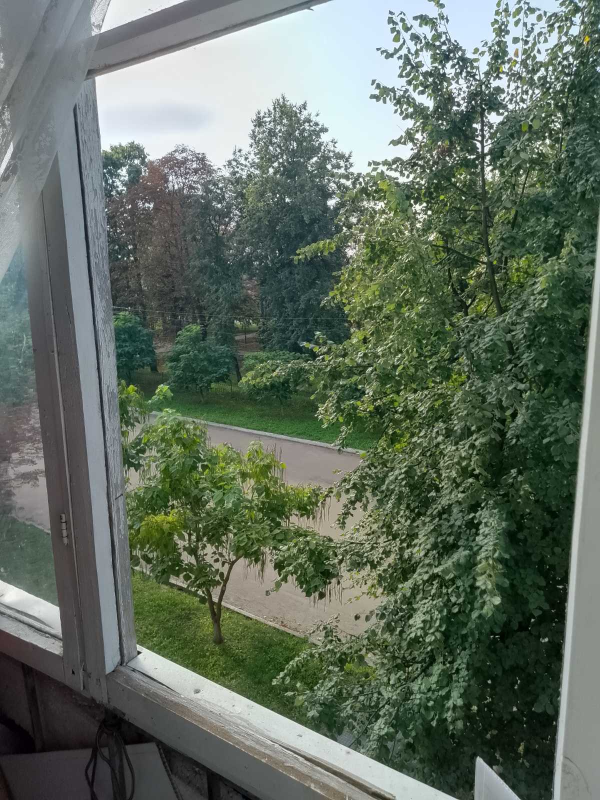 Подружжя пенсіонерів залишилося без вікон, гаражів і автомобіля внаслідок російського ракетного обстрілу