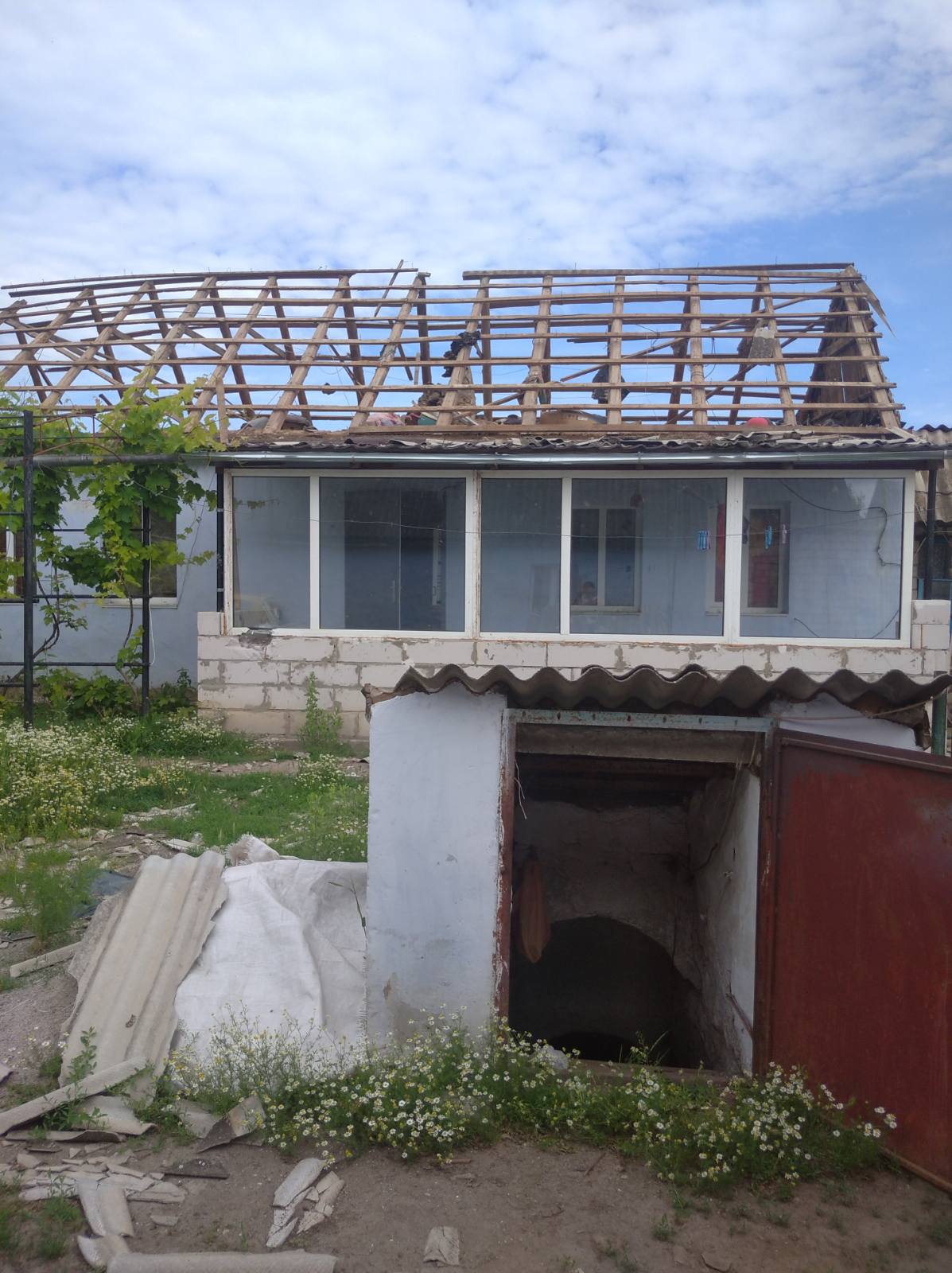 Подружжя з Миколаївщини мріє відбудувати зруйнований обстрілами будинок