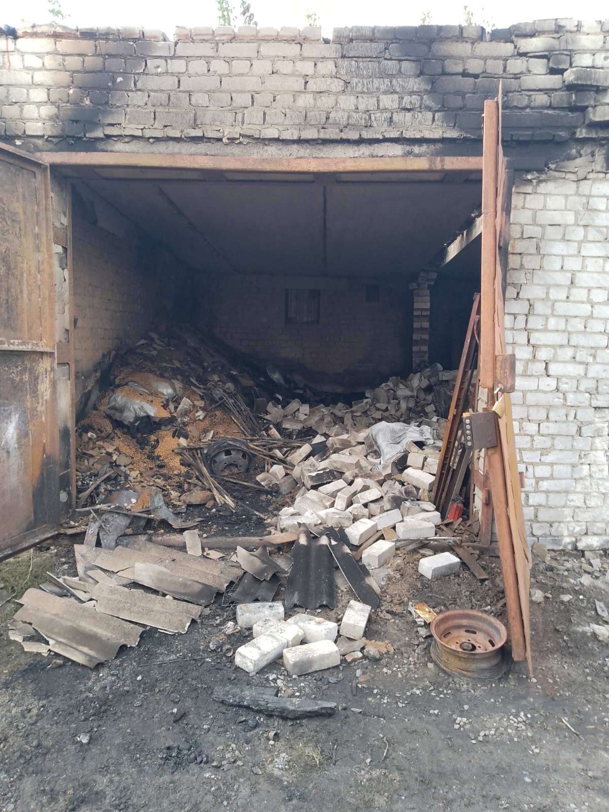 Подружжя пенсіонерів залишилося без вікон, гаражів і автомобіля внаслідок російського ракетного обстрілу