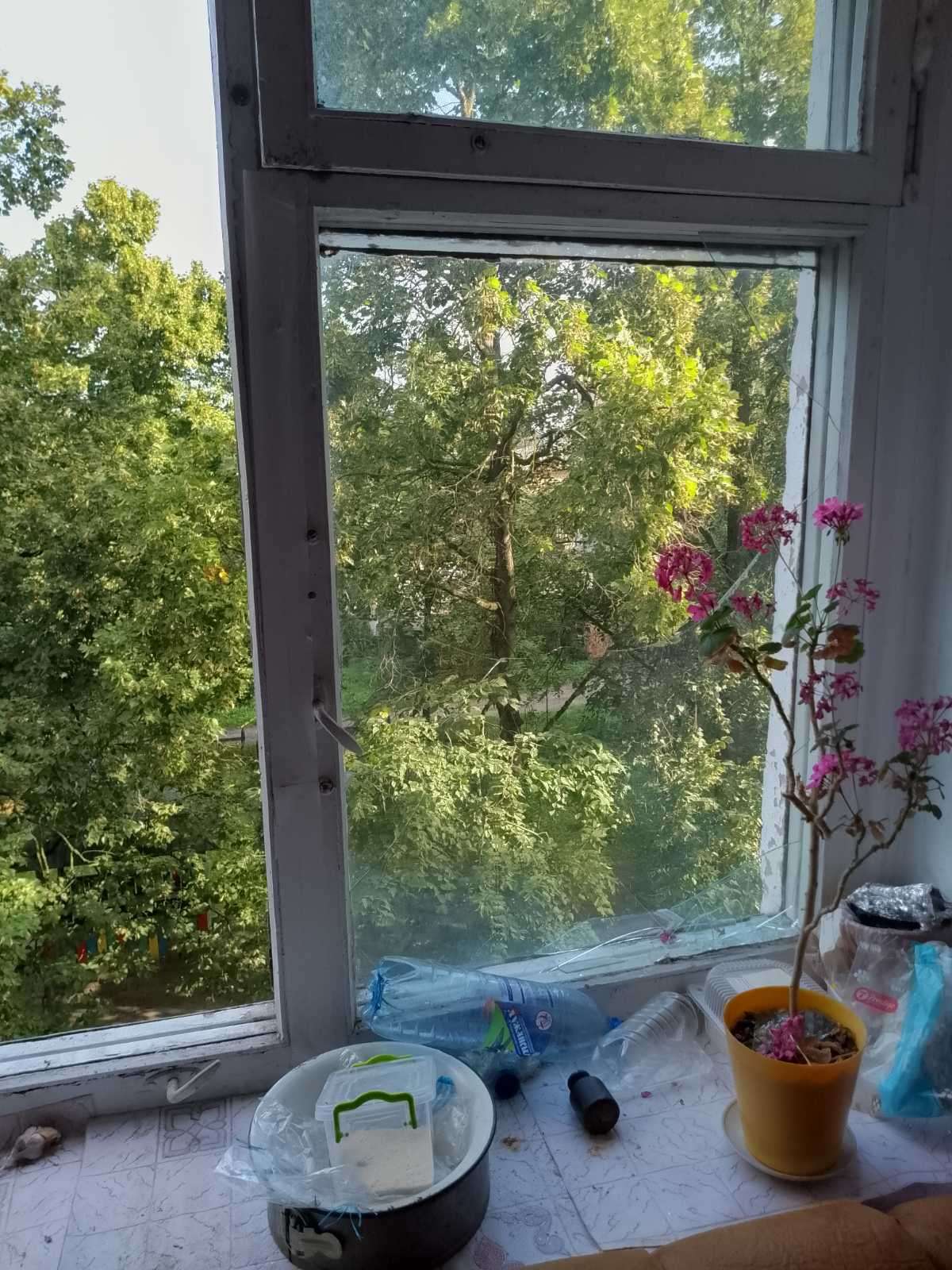 Подружжя пенсіонерів залишилося без вікон, гаражів і автомобіля внаслідок російського ракетного обстрілу